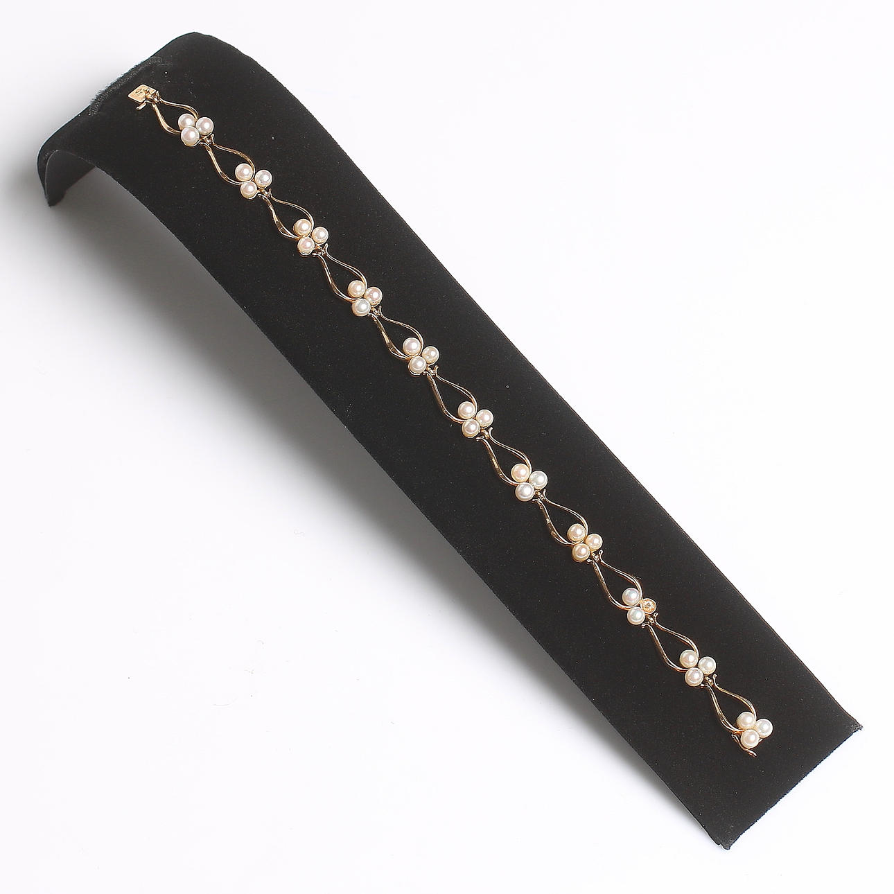 ARMBAND, 18k guld, med 32 odlade pärlor. Bruttovikt 11 gram.
