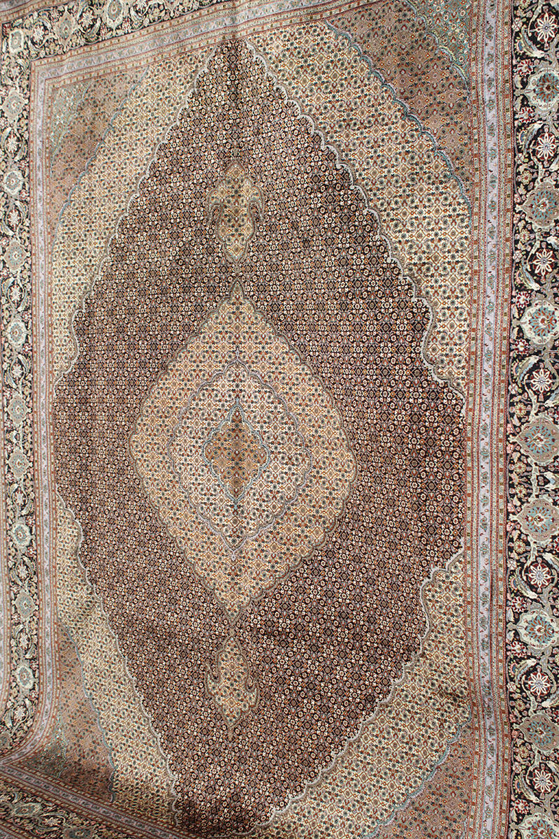 MATTA, Persisk, Täbriz med silkesinslag, 50 raj, 335 x 250 cm.