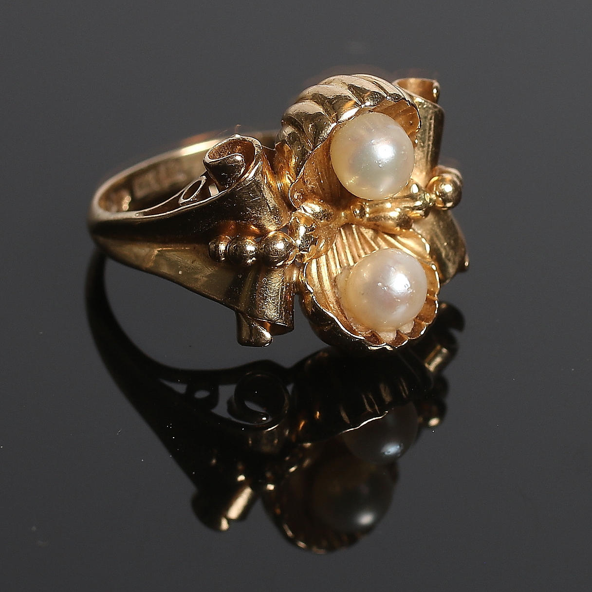 RING, 18k guld med två odlade pärlor, Juvelfabriken, Stockholm. 1951. Bruttovikt 5 gram.