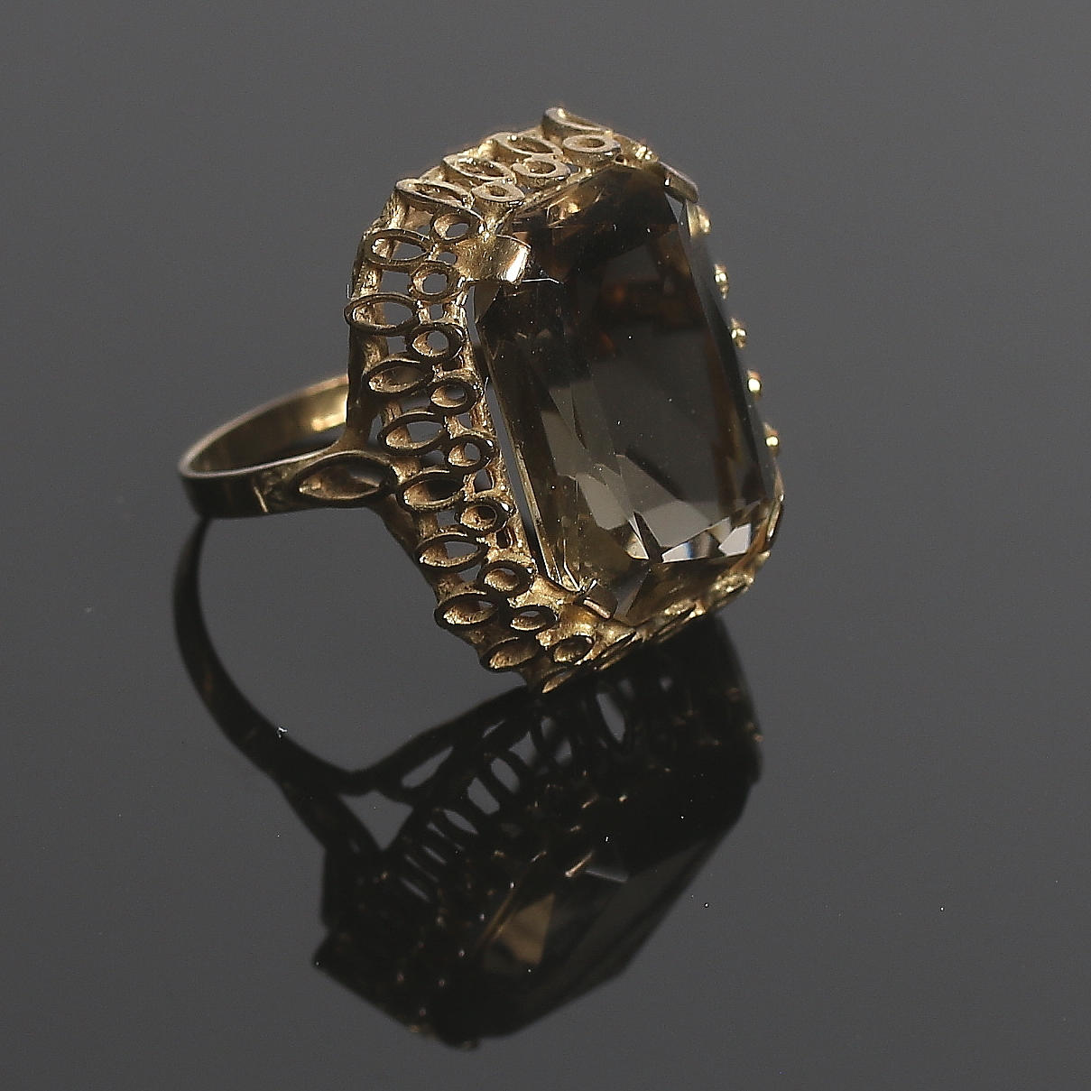 RING, 8k guld, med brun facettslipad kvarts. Bruttovikt 6 gram.