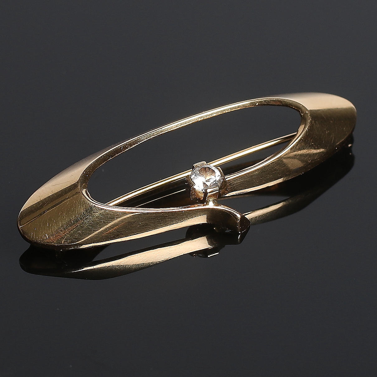 BROSCH, 18k guld, med vit sten, Ceson, Göteborg. 1969. Bruttovikt 4 gram.