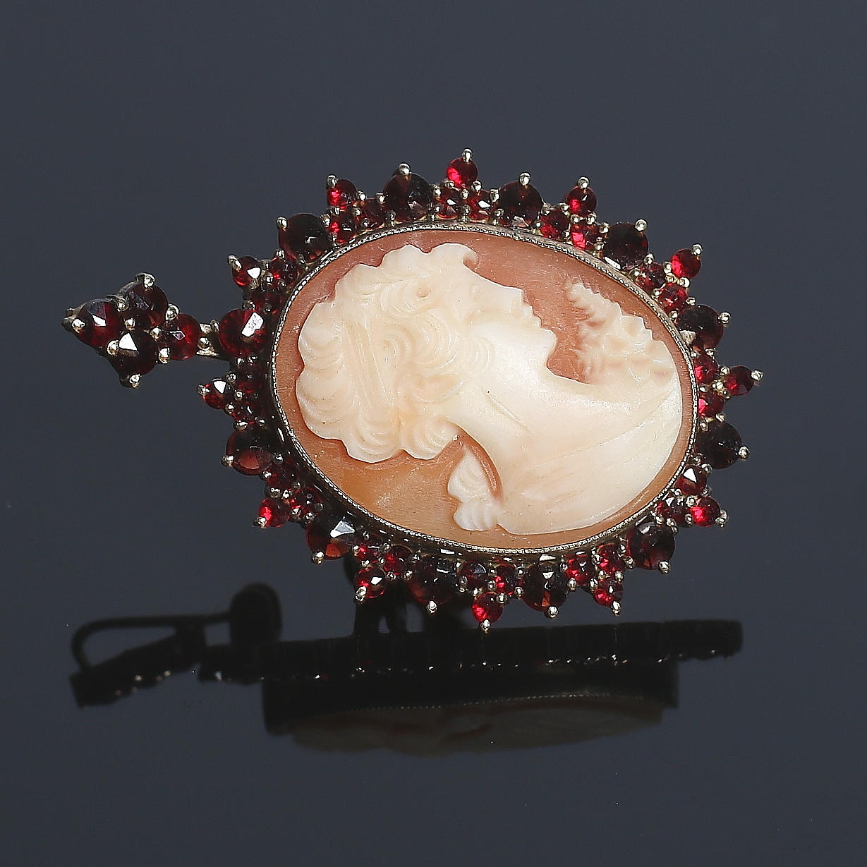 CAMÉ, gul metall, med röda granater. 1900-tal.