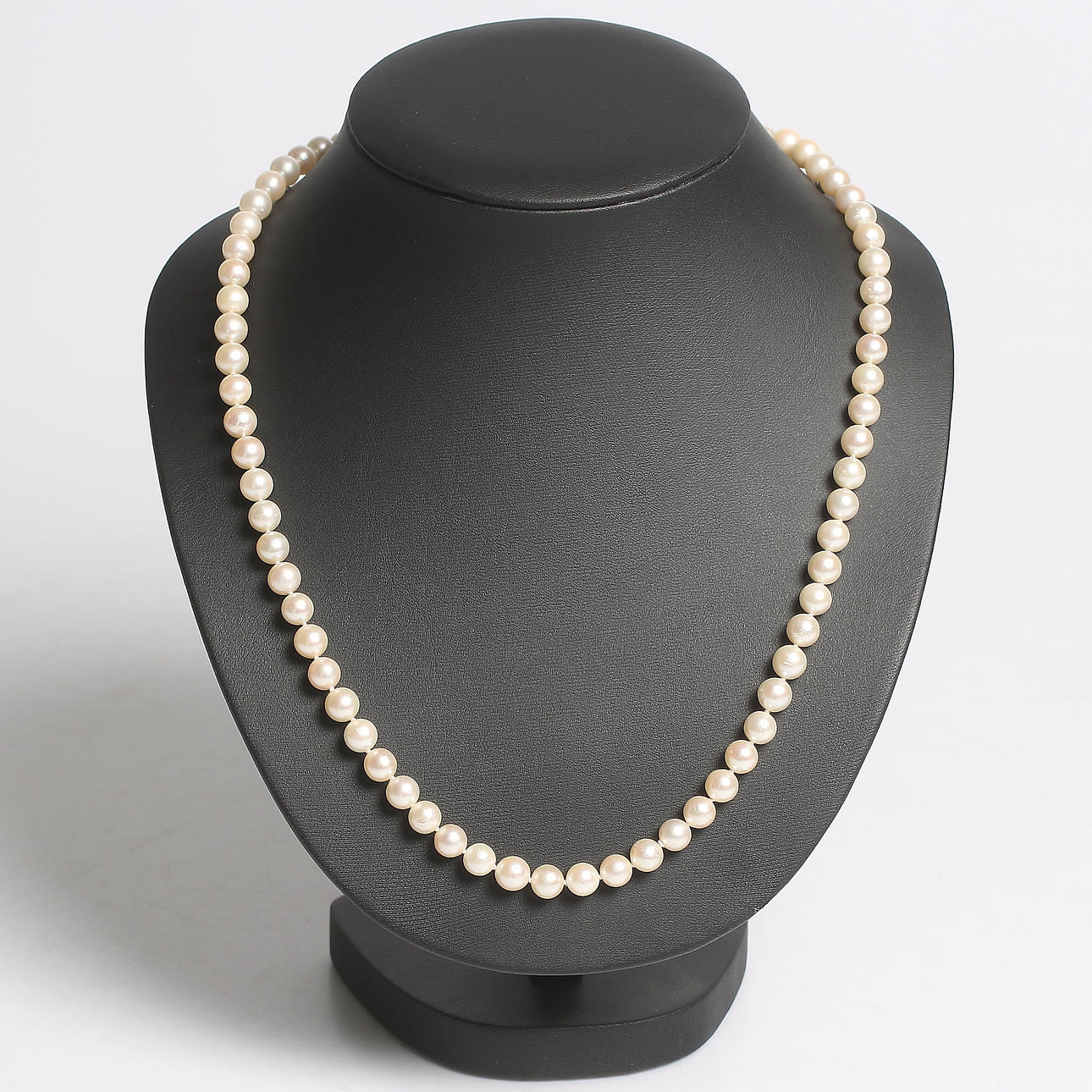 COLLIER, odlade pärlor och lås i sliver.