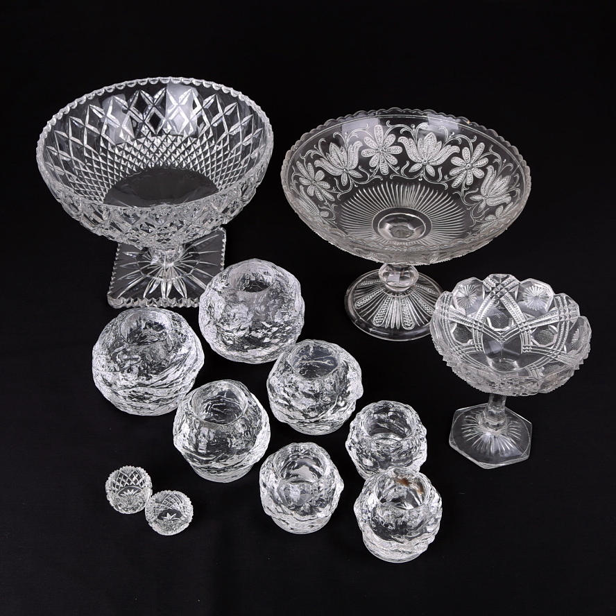 GLASFÖREMÅL 12 st, skålar på fot, ljuslyktor "Snöbollen" Kosta.