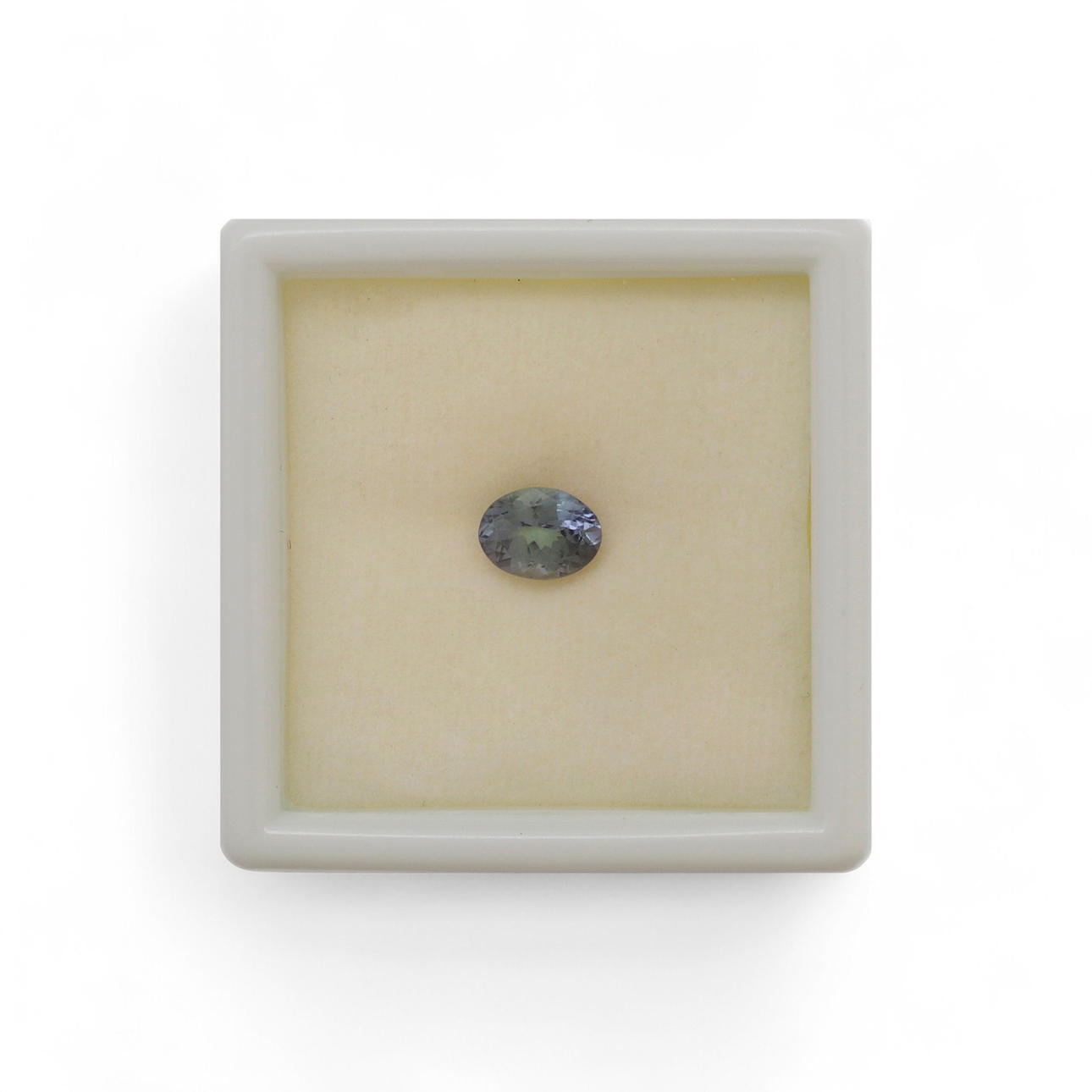 Kiinnittämätön tansaniitti.