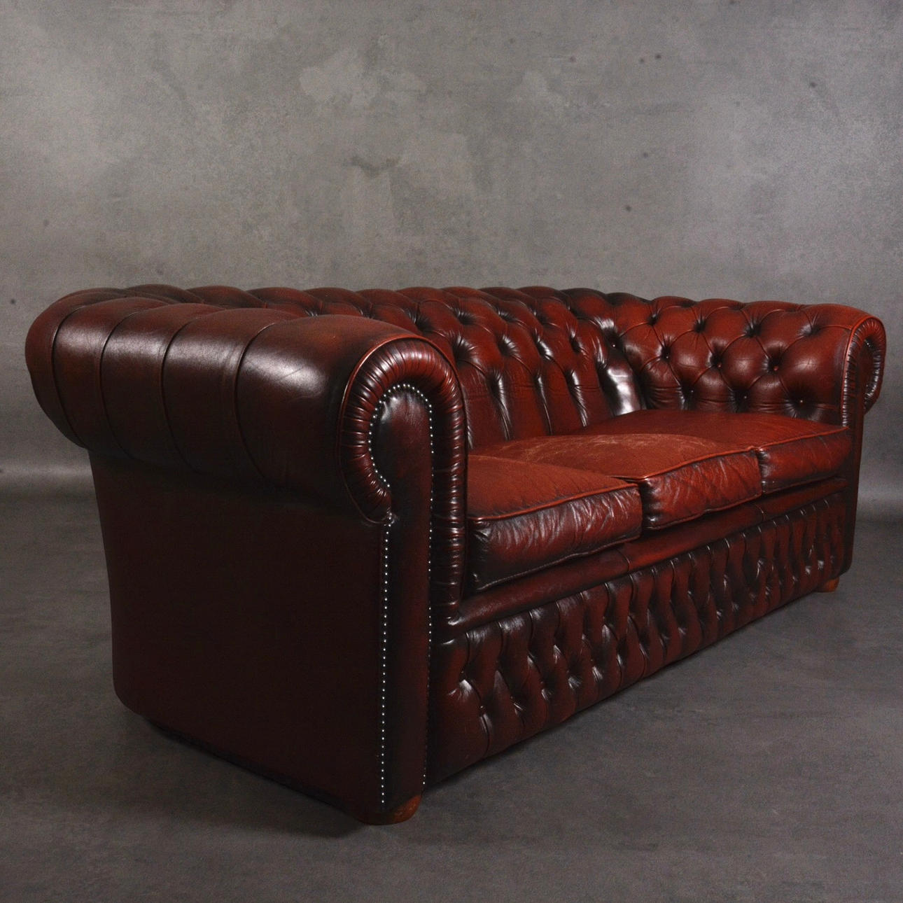 SOFFA, vinröd konstläderklädsel, Chesterfieldmodell.