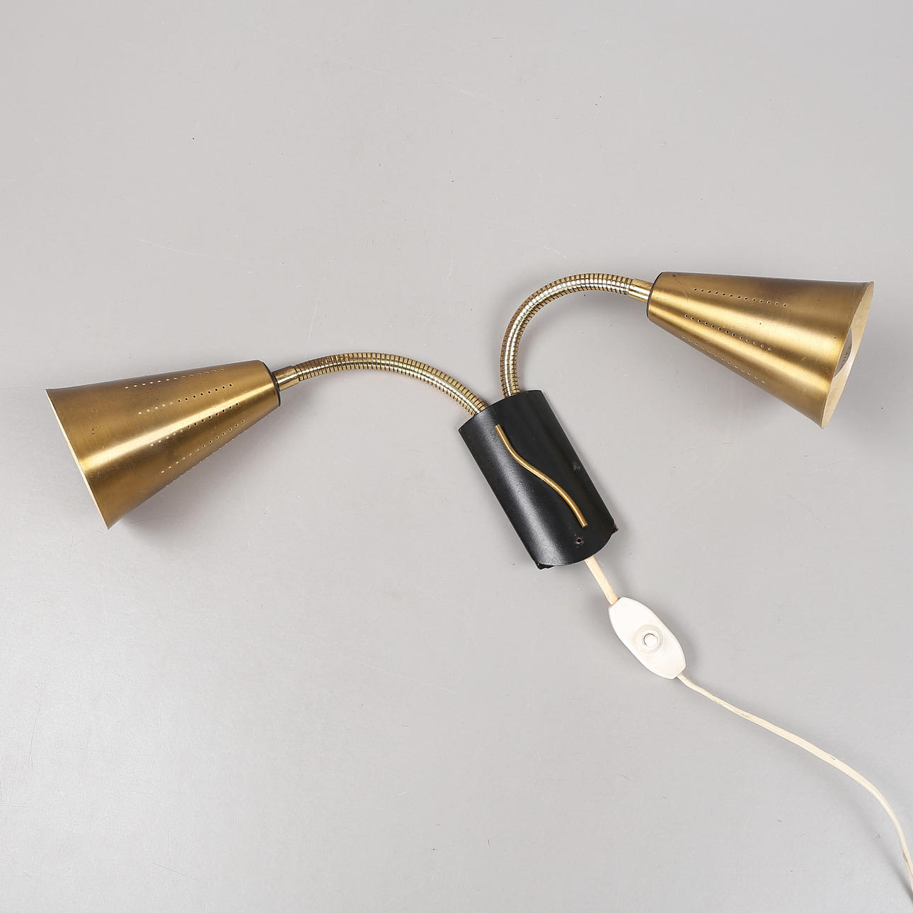 SÄNGLAMPA, mässing, plåt. 1950-tal.