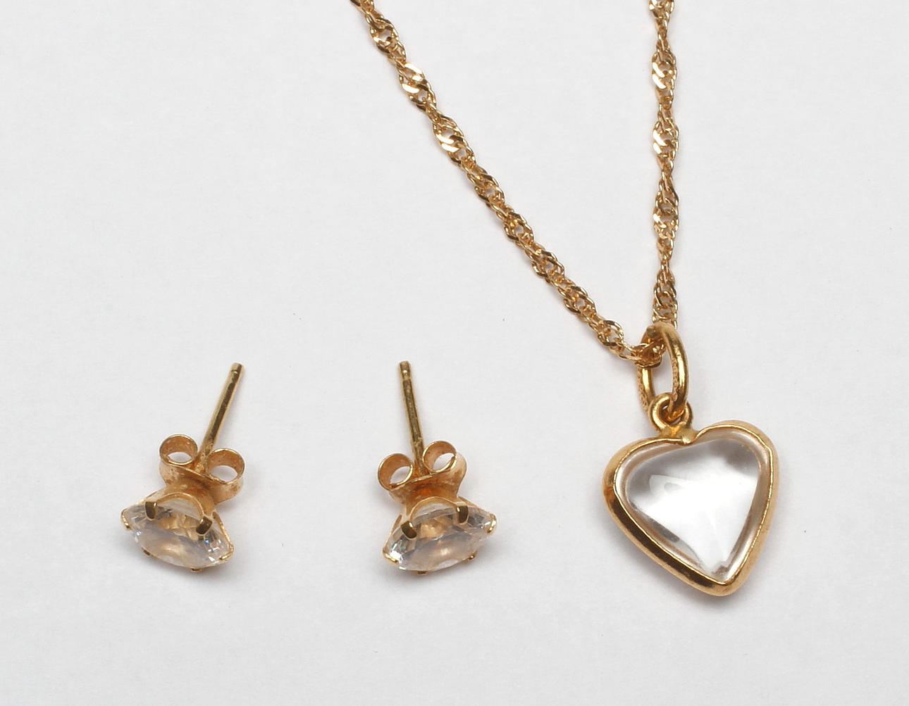 HALSKEDJA MED HÄNGE SAMT ETT PAR ÖRHÄNGEN, 18k guld, total vikt ca 3,4 gr.