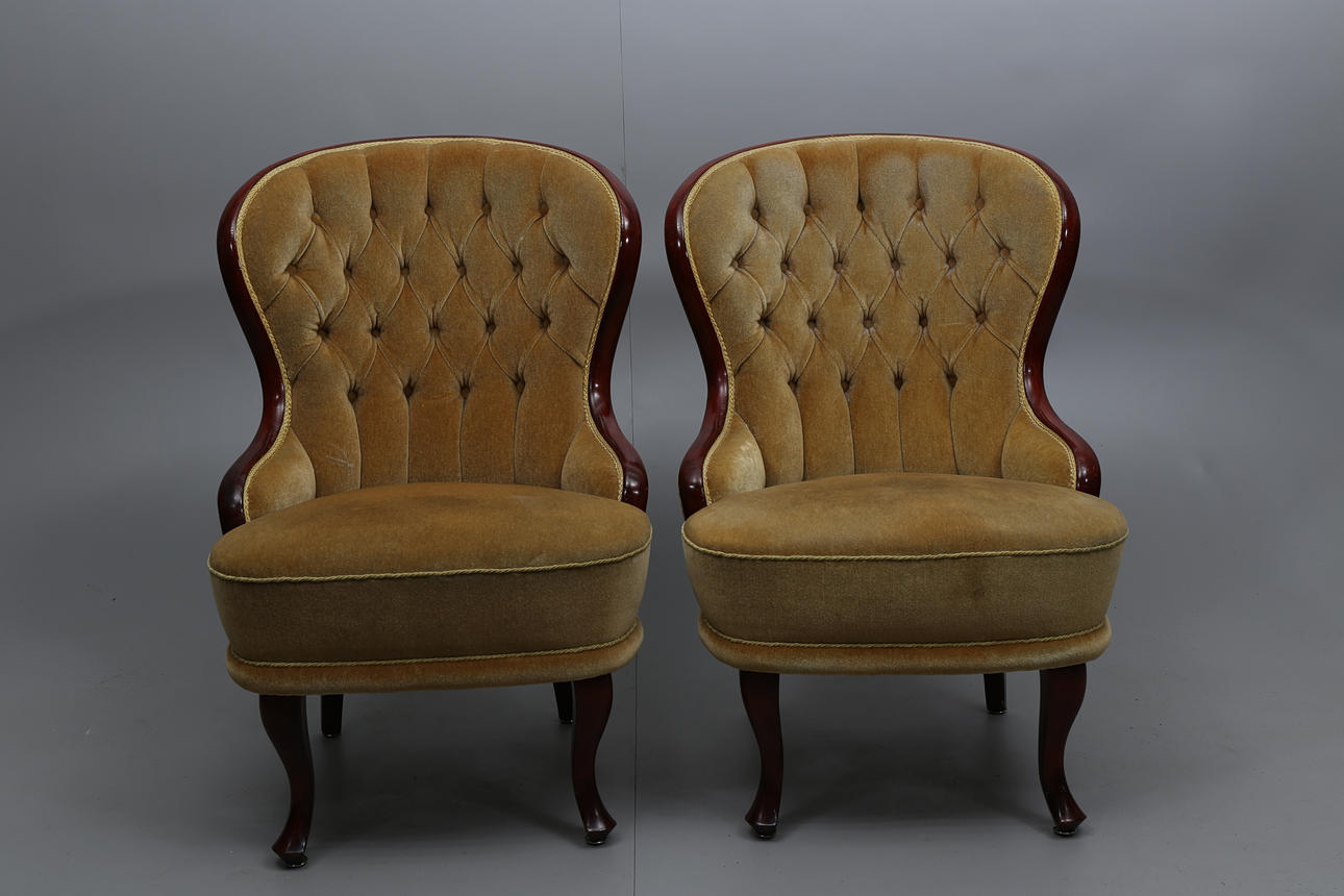 EMMAFÅTÖLER, 2 stycken, djuphäftad rygg, 1900-talets andra hälft.