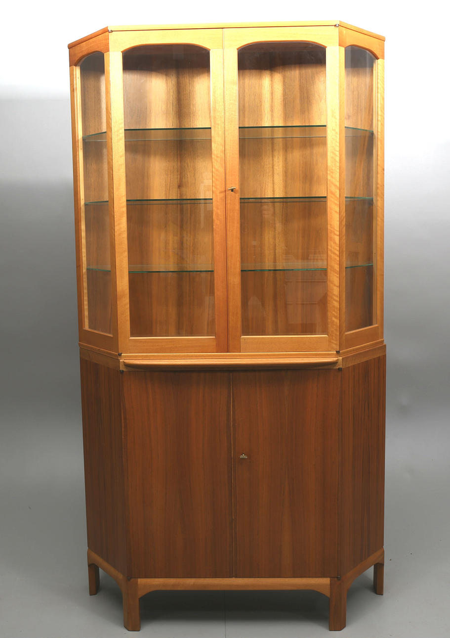 VITRINSKÅP, valnöt, "Undantaget", design Carl Malmsten.