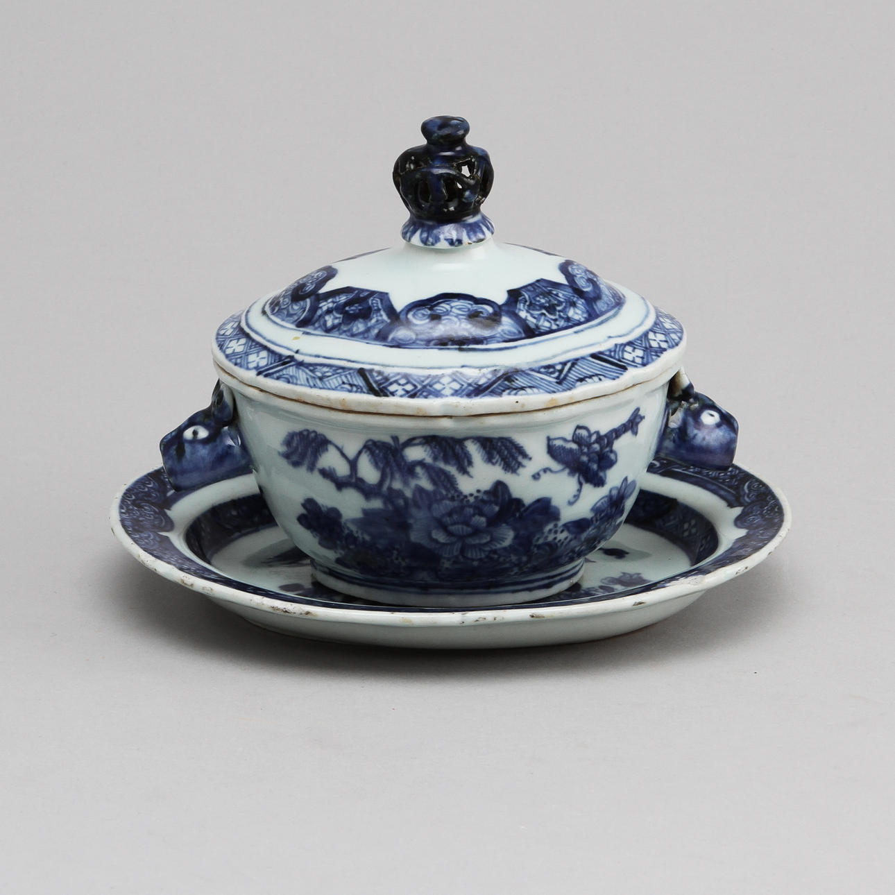 SMÖRTERRIN med UNDERFAT, porslin, Kina, 1700-tal.