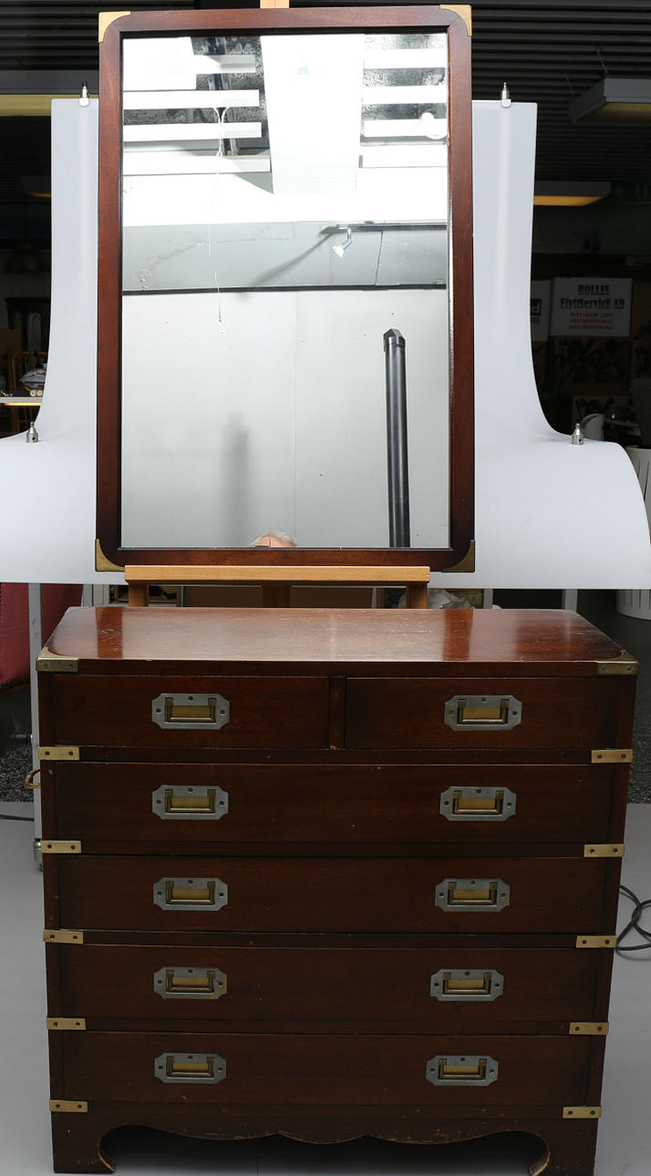 BYRÅ OCH VÄGGSPEGEL, mahogny, Kaptensmodell, England.