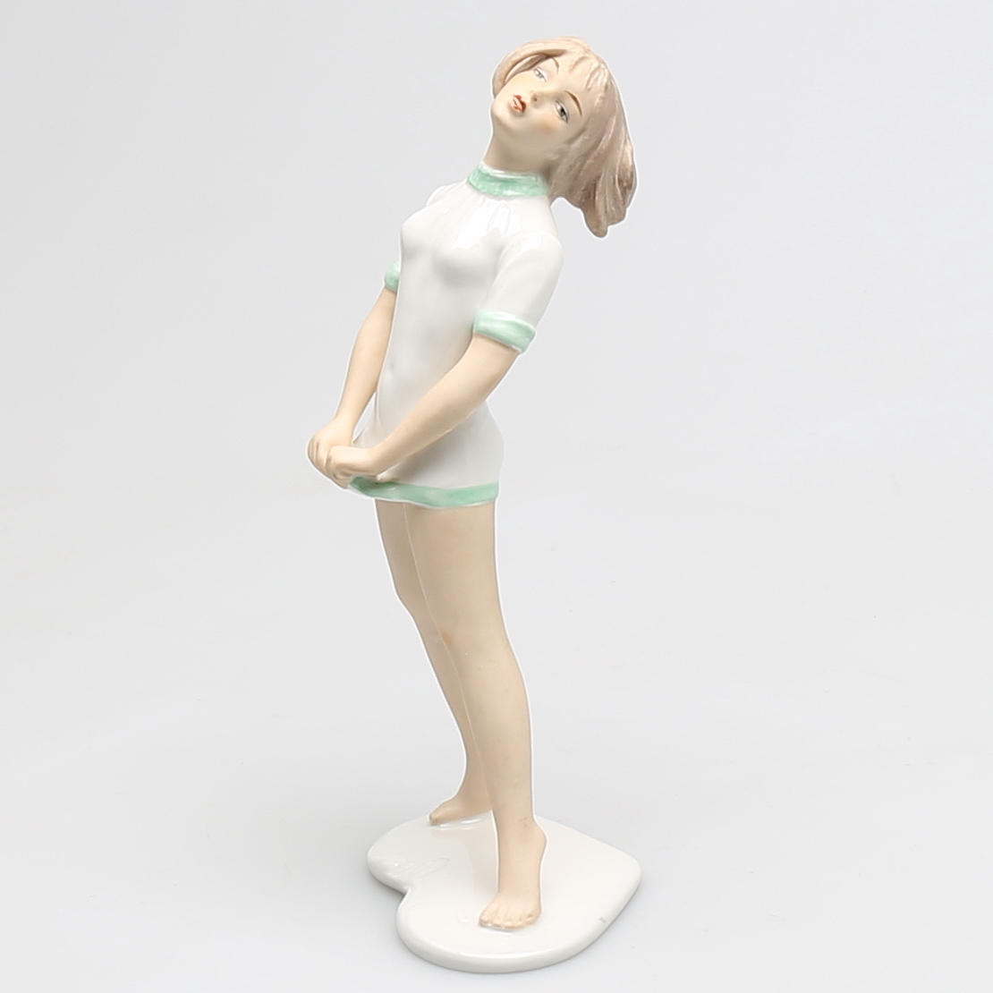 FIGURIN i porslin, flicka, Wallendorf, Tyskland, 1900-talets första hälft.