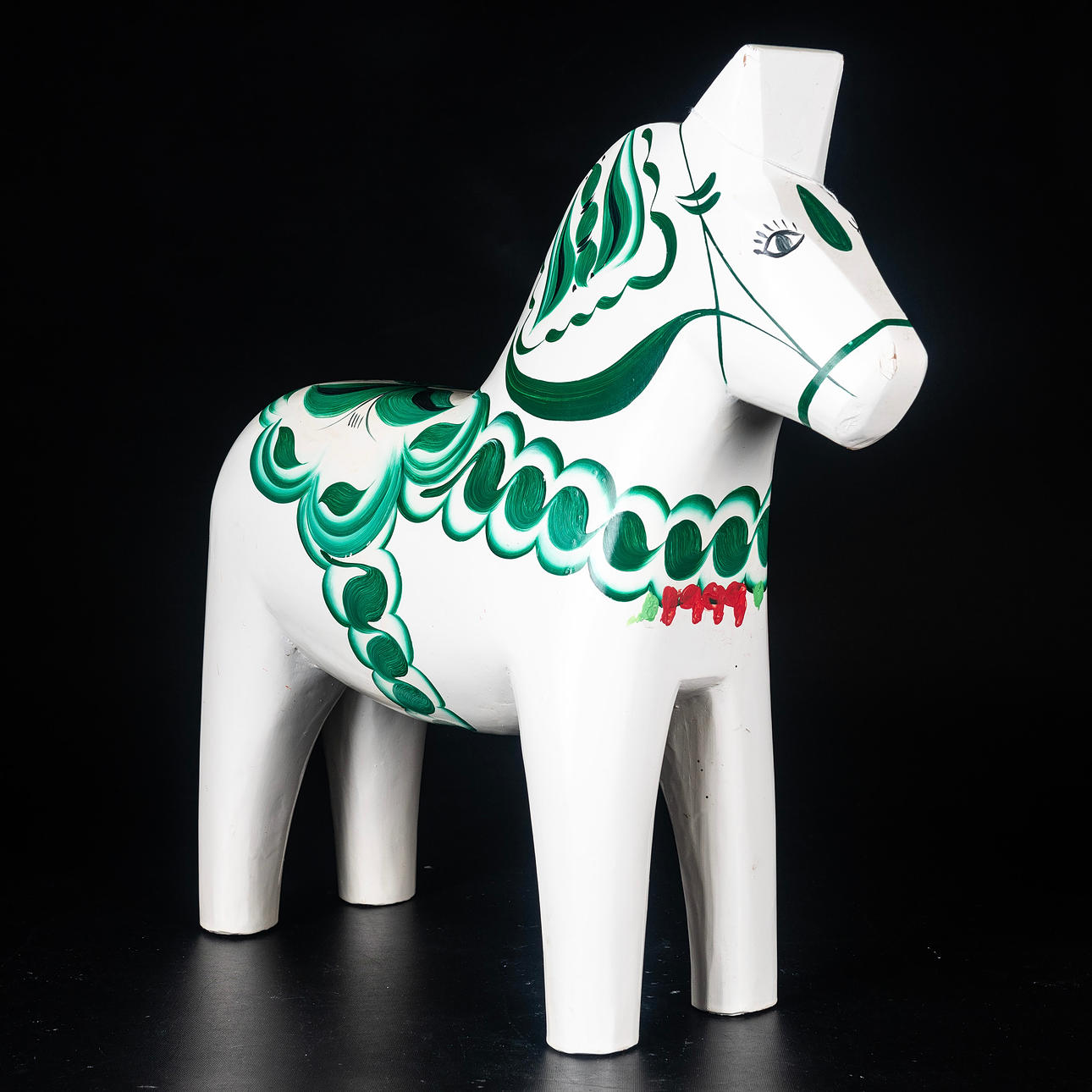 DALAHÄST, vit/grön, daterad 1999.