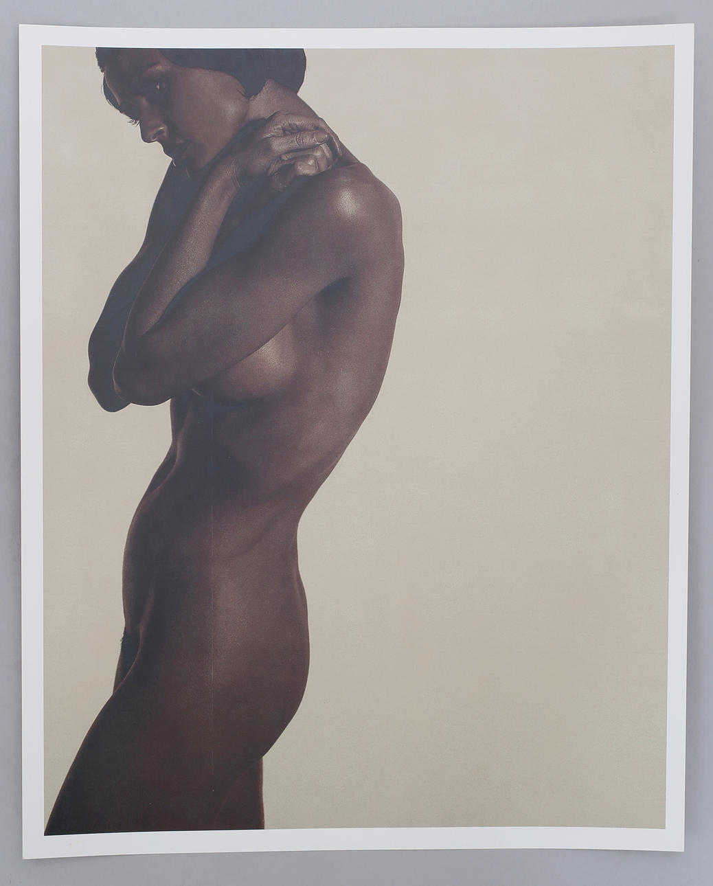 KARL LAGERFELD (* 10. SEPTEMBER 1933 IN HAMBURG). FOTOTRYCK Demi Moore.