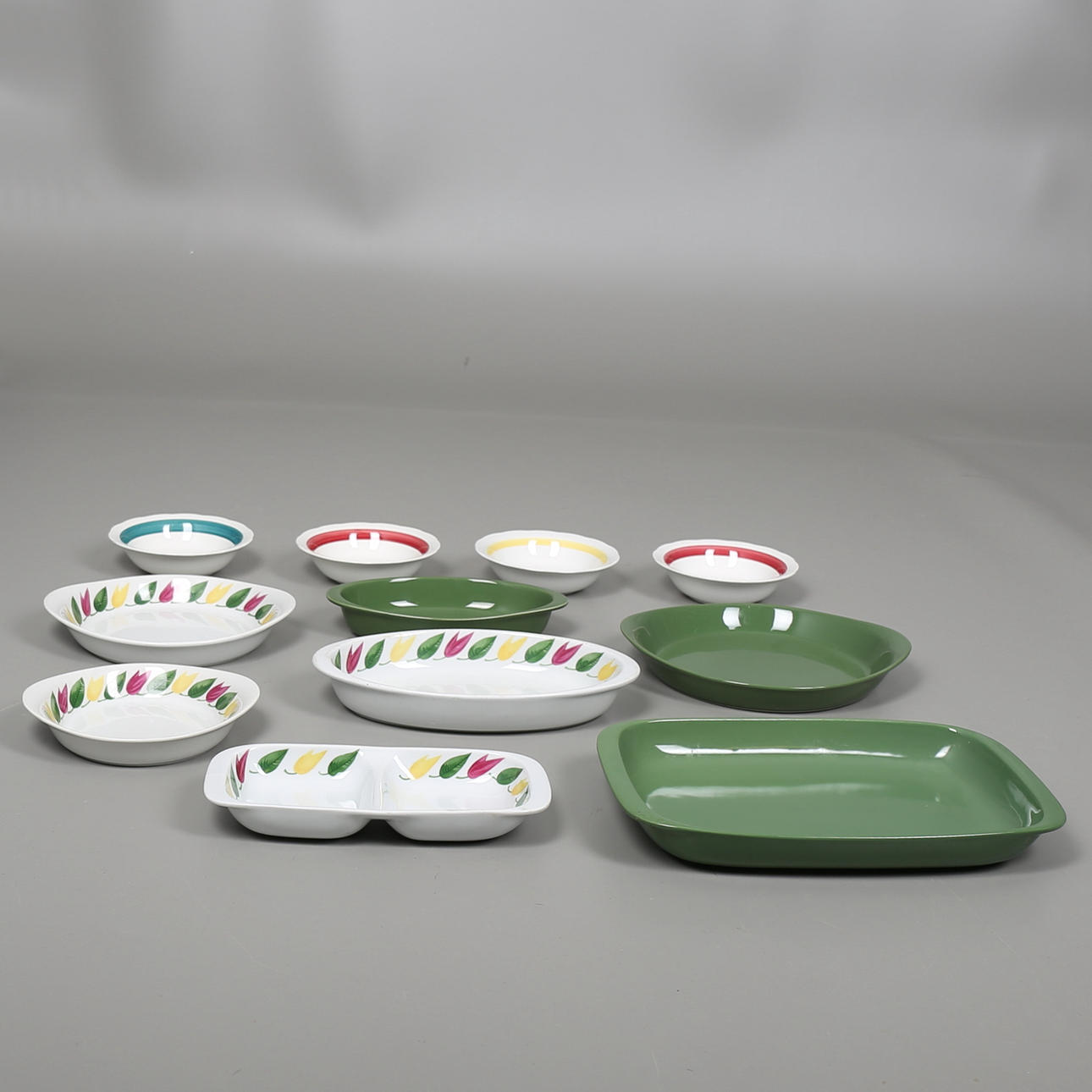 SERIVSDELAR I porslin, 12 st, "Dukat", Sven Erik Skawonius, KP/Uppsala-Ekeby, 1954 samt skålar, "Stinta, Rörstrand.