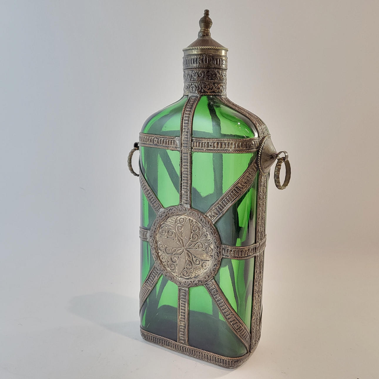 BOTELLA CANTIMPLORA ORIENTAL EN CRISTAL Y METAL.