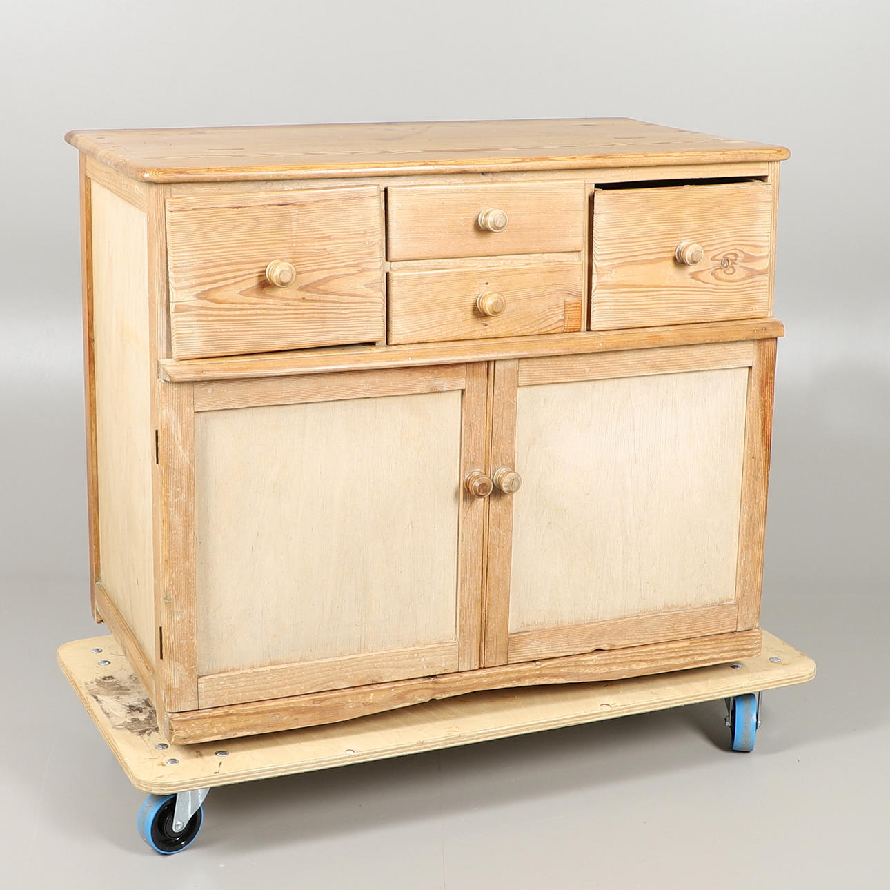 ETT RUSTIKT FURU SKÅP.