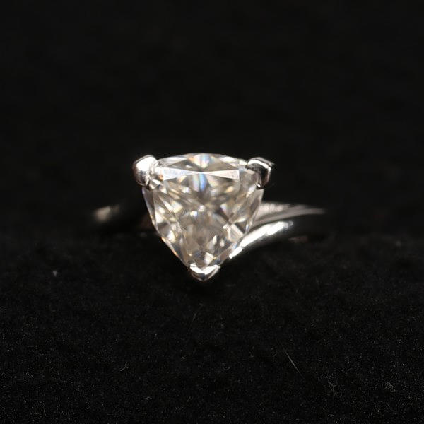 RING Silber mit diamantähnlichem Moissanit-Stein aus Siliziumkarbid.