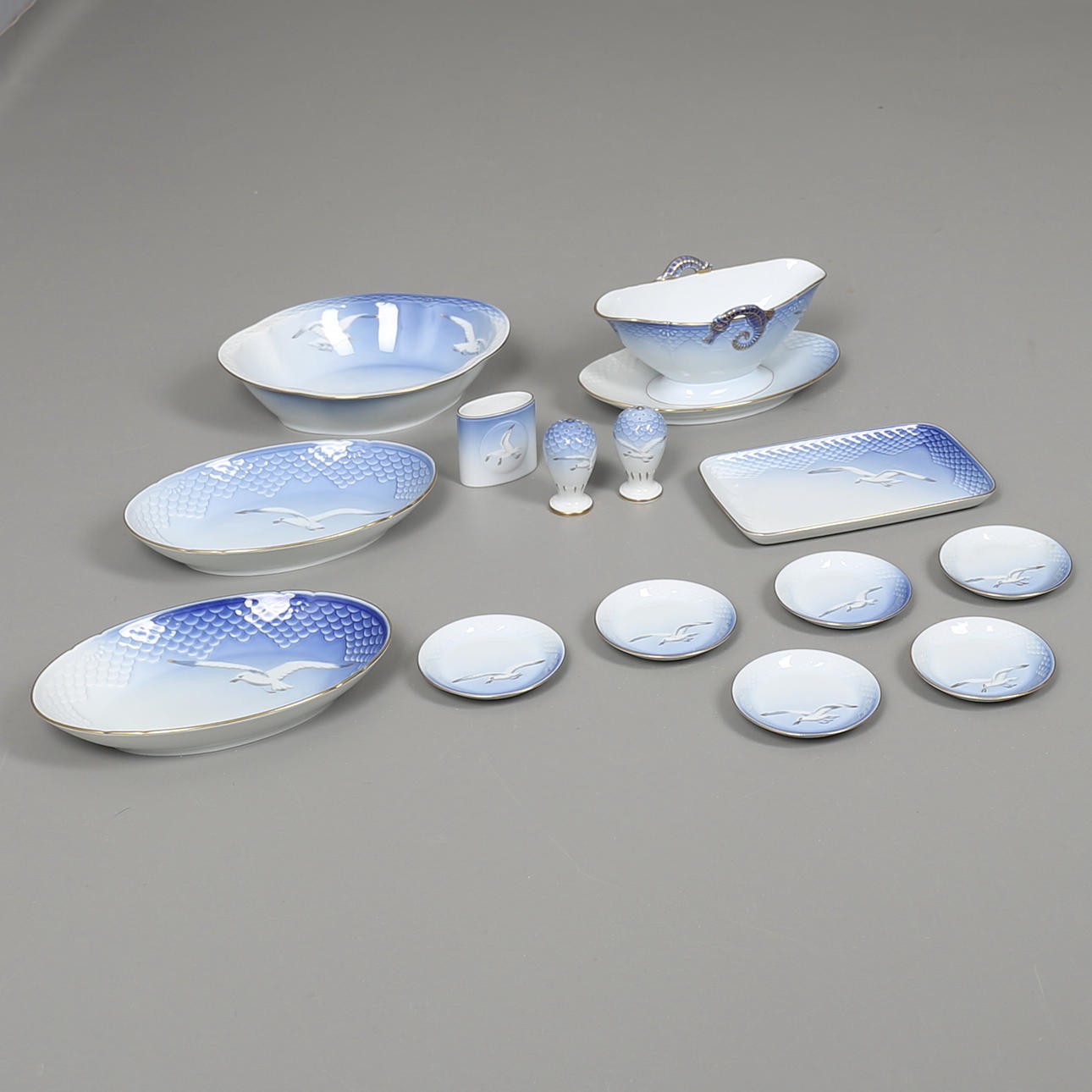 SERVISDELAR i porslin med guldkant, 14 delar, "Blå Måsen", Bing & Gröndal, Danmark.