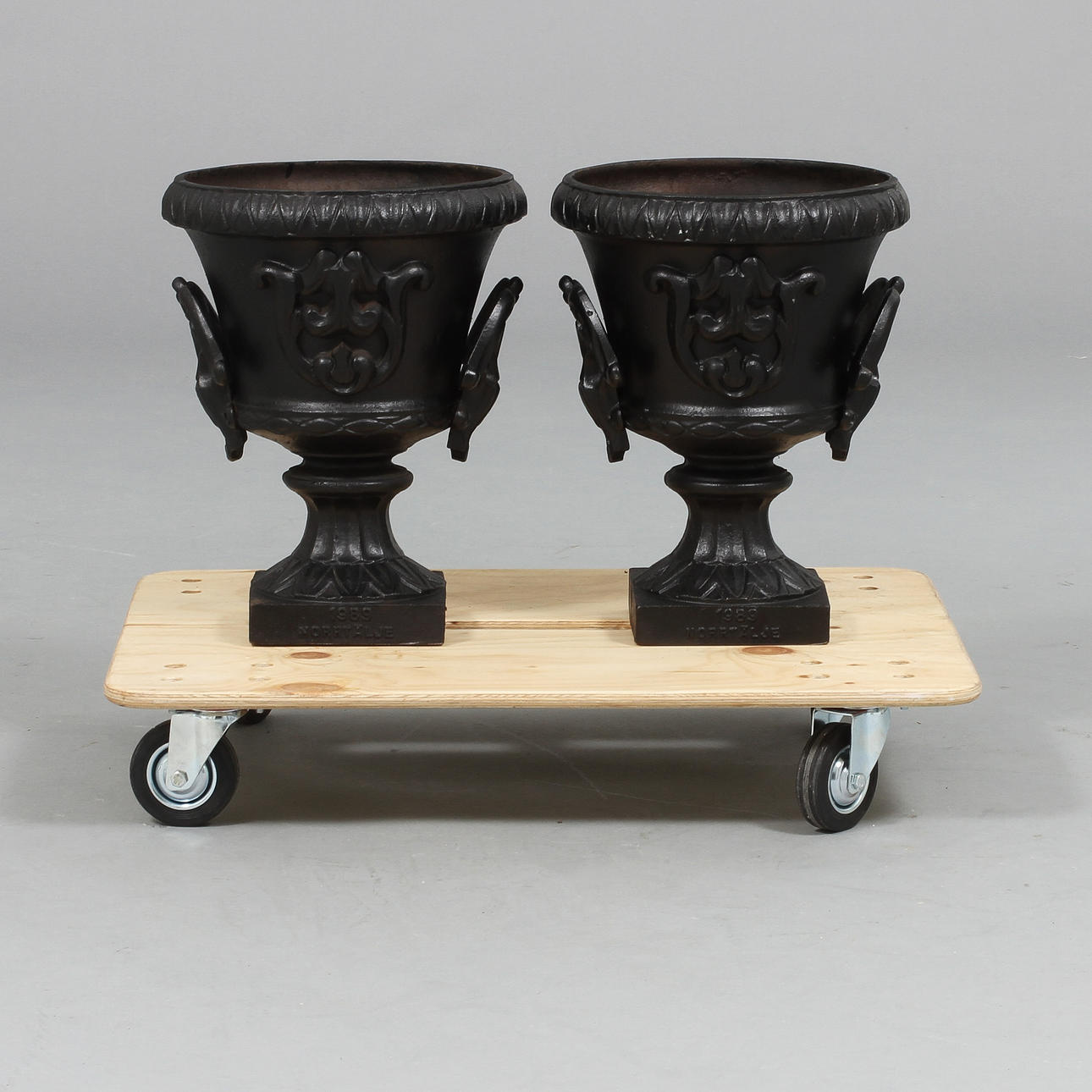 TRÄDGÅRDSURNOR, 2 st, Roslags-spisen.