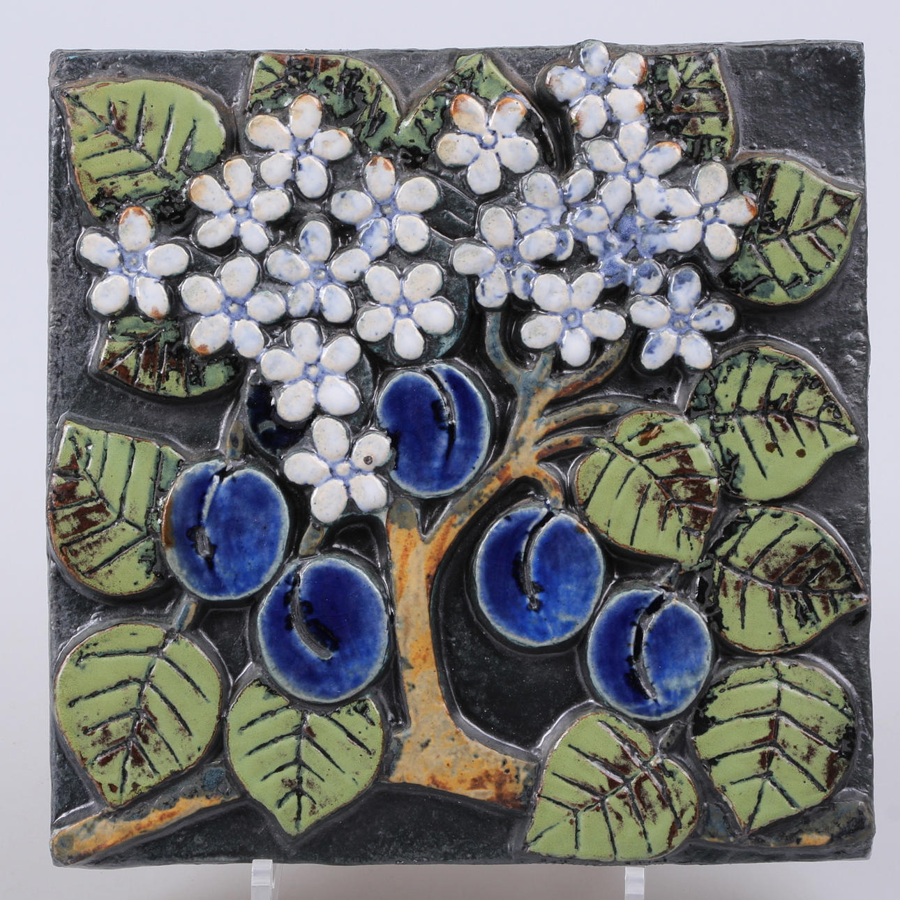 VÄGGRELIEF, stengods, plommon, Lisa Larson, Gustavsberg.