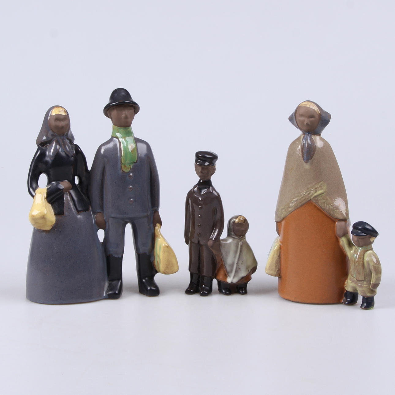 FIGURINER, 4 st. Keramik, "Amerikafararna", Elsie Borelius, Jie.