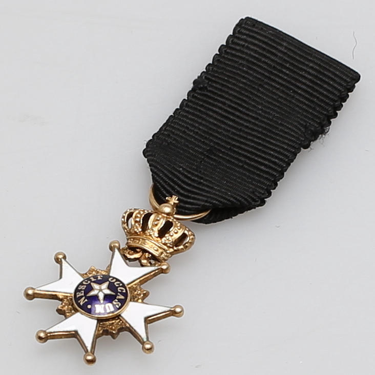 MINIATYR "Nordstjärneorden" riddartecken, förgyllt silver och emalj.