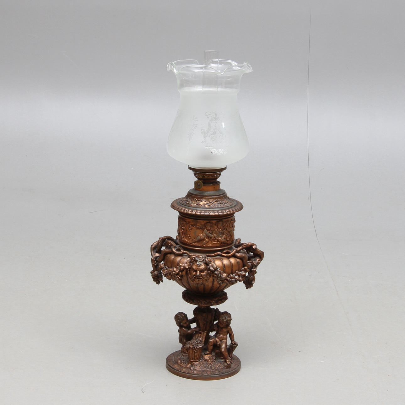 BORDSFOTOGENLAMPA, patinerad vitmetall, 1800-talets andra hälft.