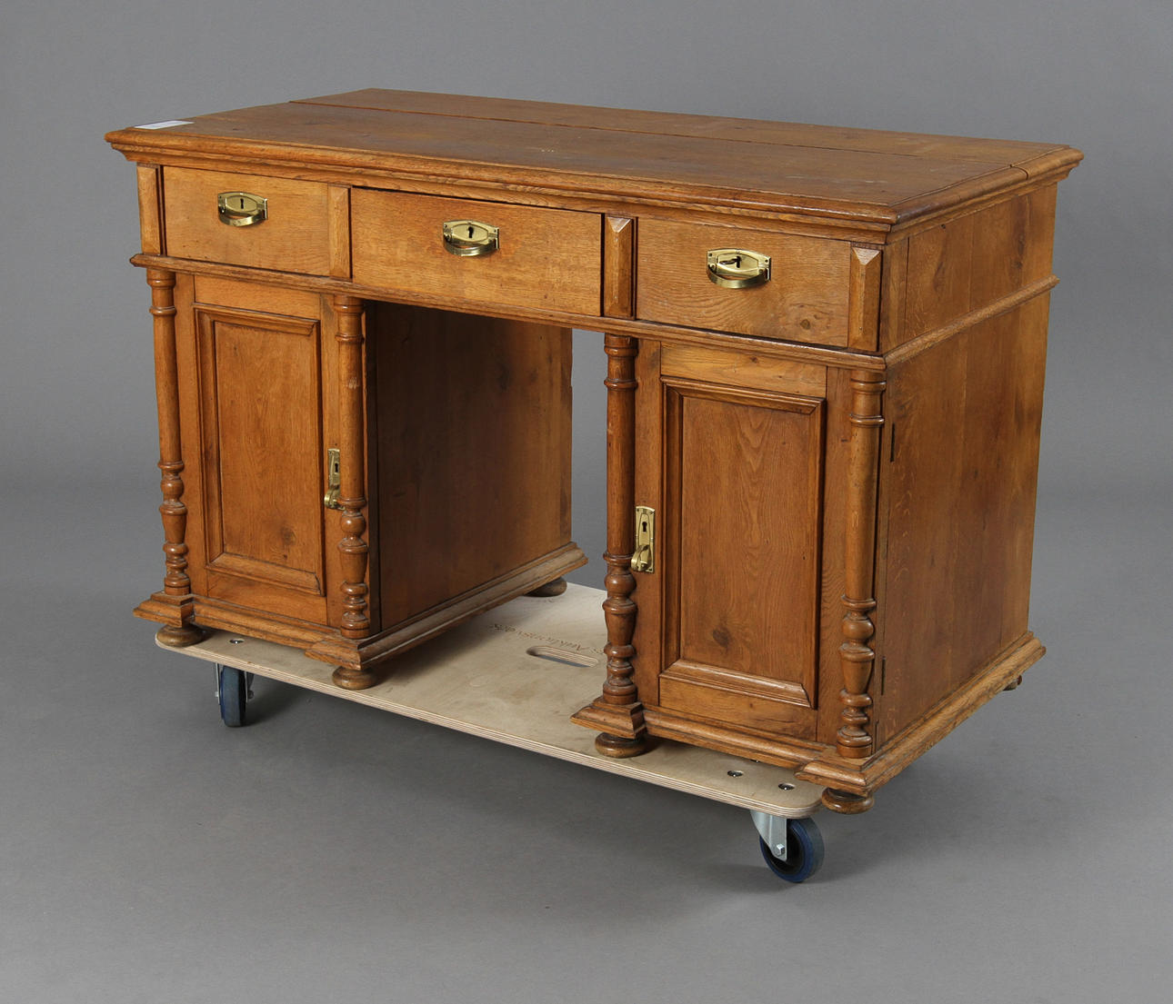 SKRIVBORD, två hurtsar med luckor, omkring 1900.