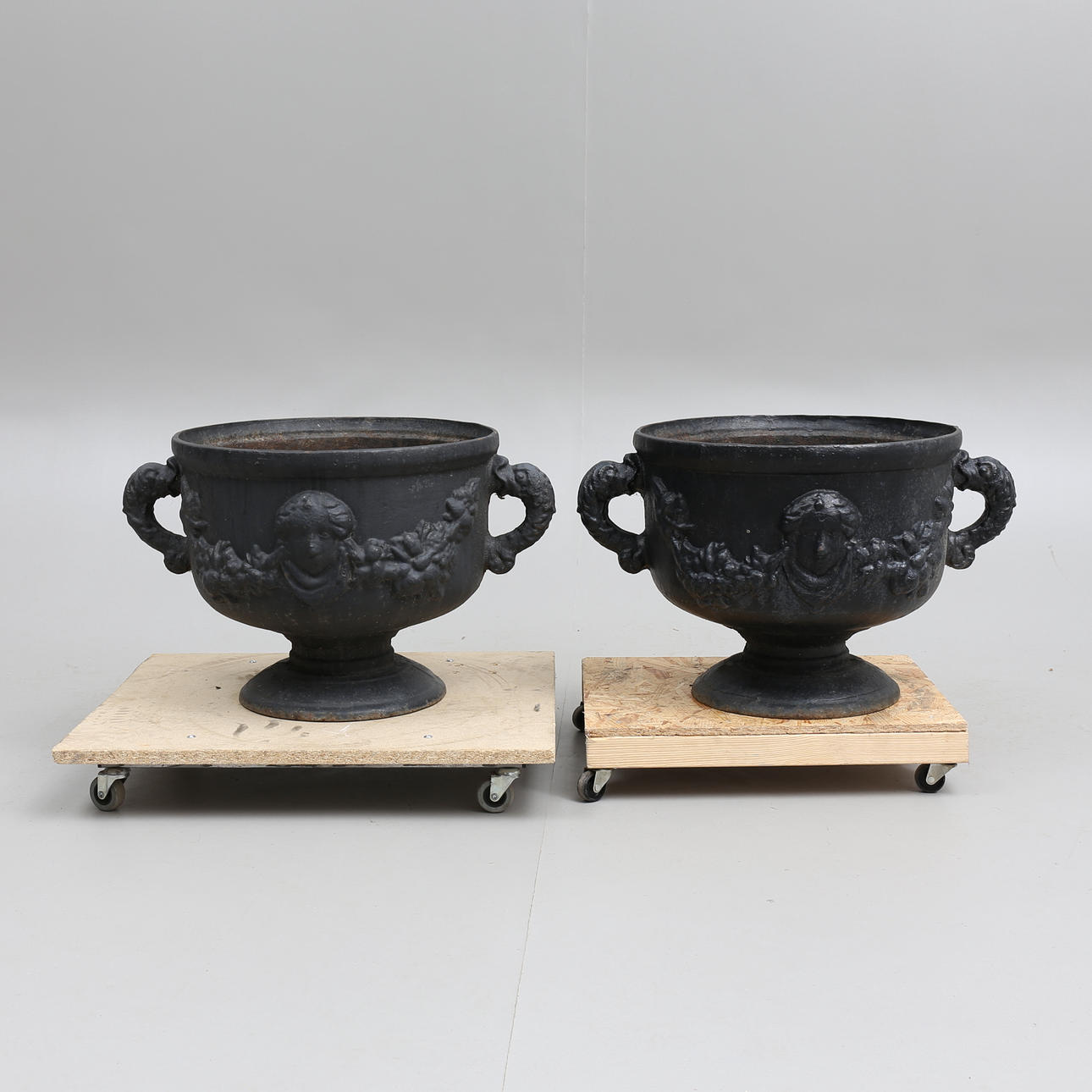 TRÄDGÅRDSURNOR, ett par, gjutjärn, Kulturjern, gustaviansk stil, samtida.