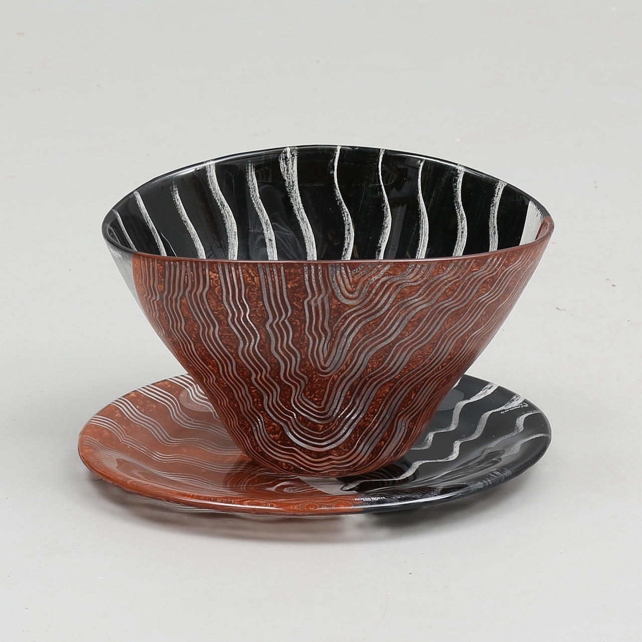 SKÅL samt FAT, glas, Monica Backström, Kosta Boda, signerade.