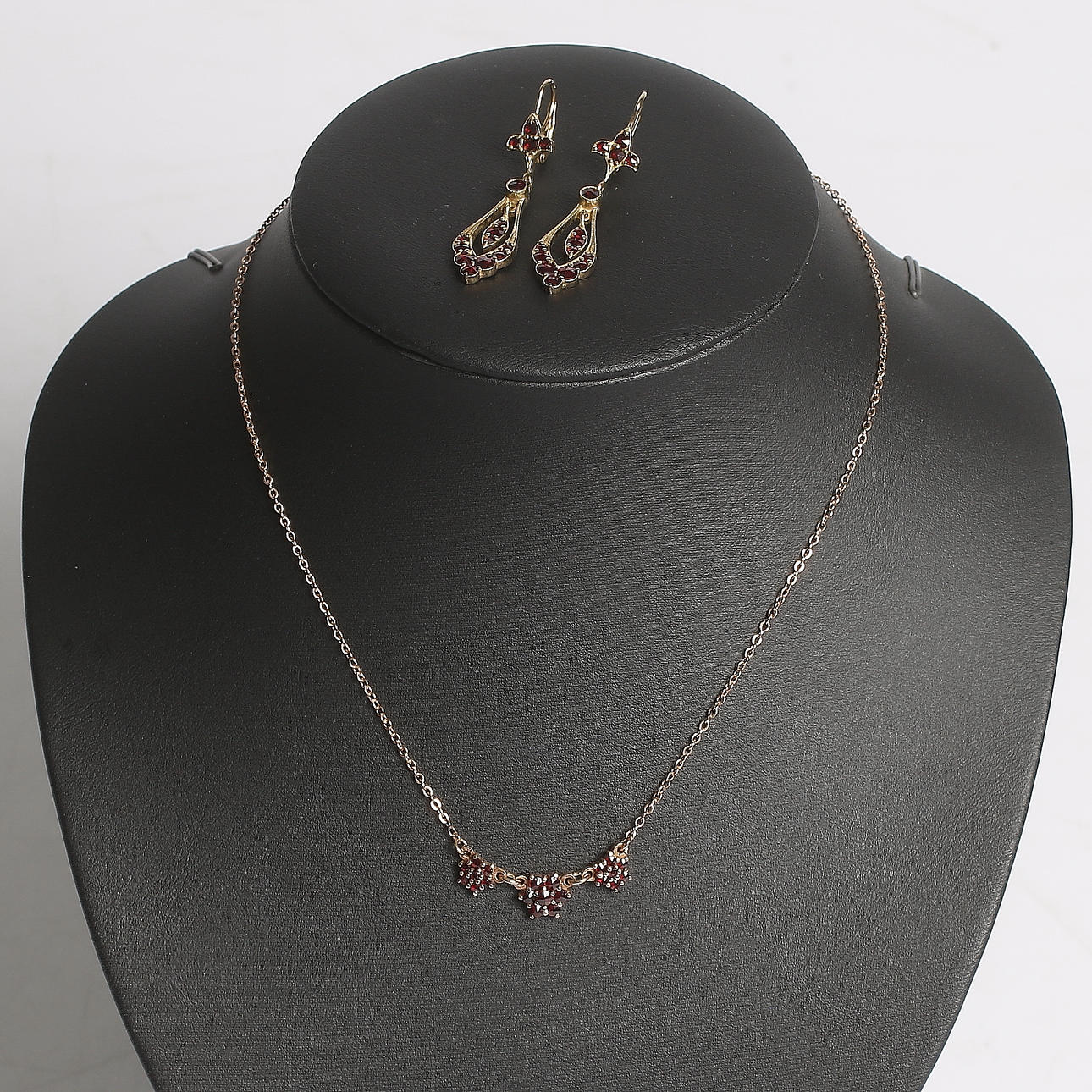 HALSBAND samt ÖRHANGEN, 3 delar, mässing och granater. 1900-tal.