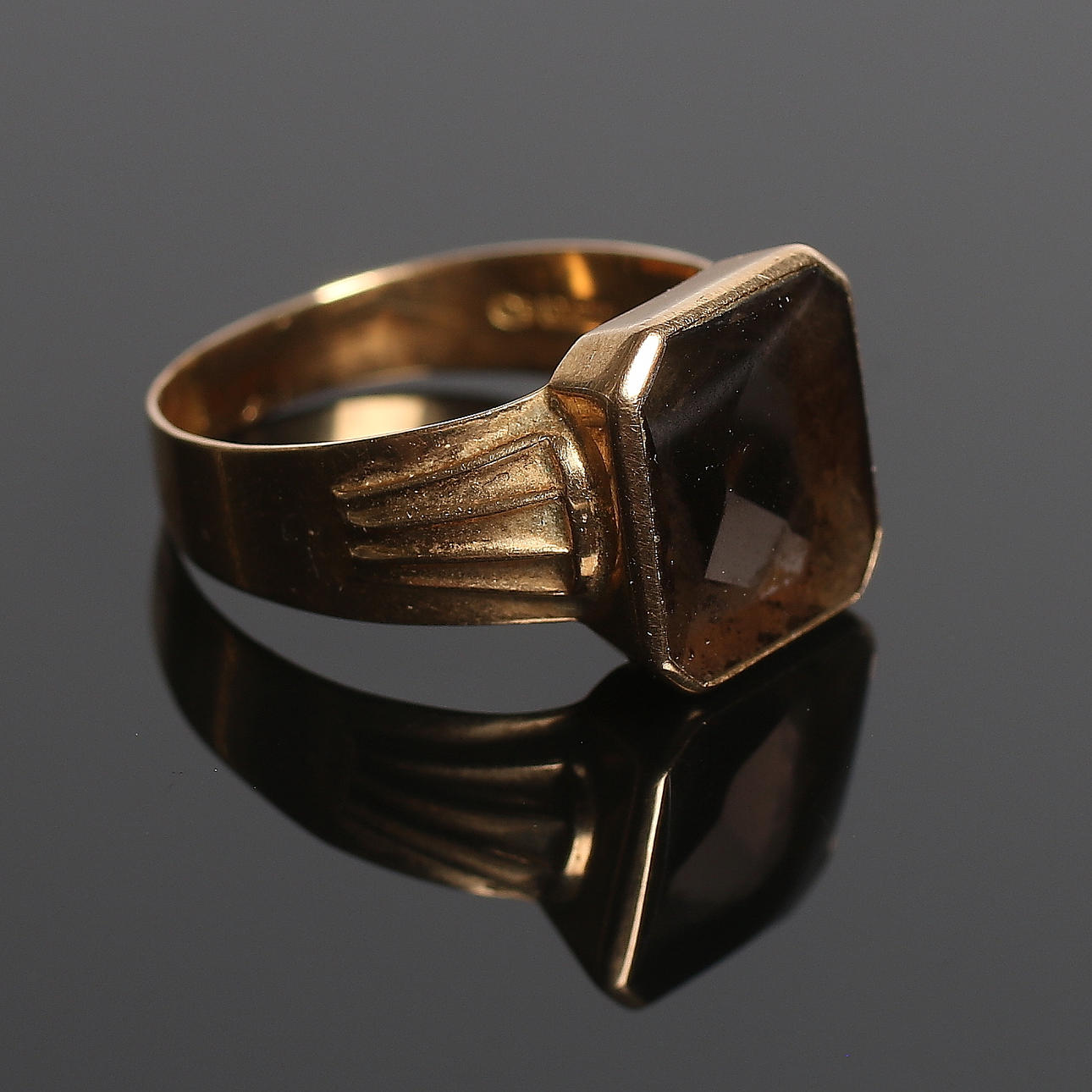 KLACKRING, 18k guld och rökkvarts, Ceson Guldvaru Ab, K&EC, Göteborg. 1961. Totalvikt 5 gram.