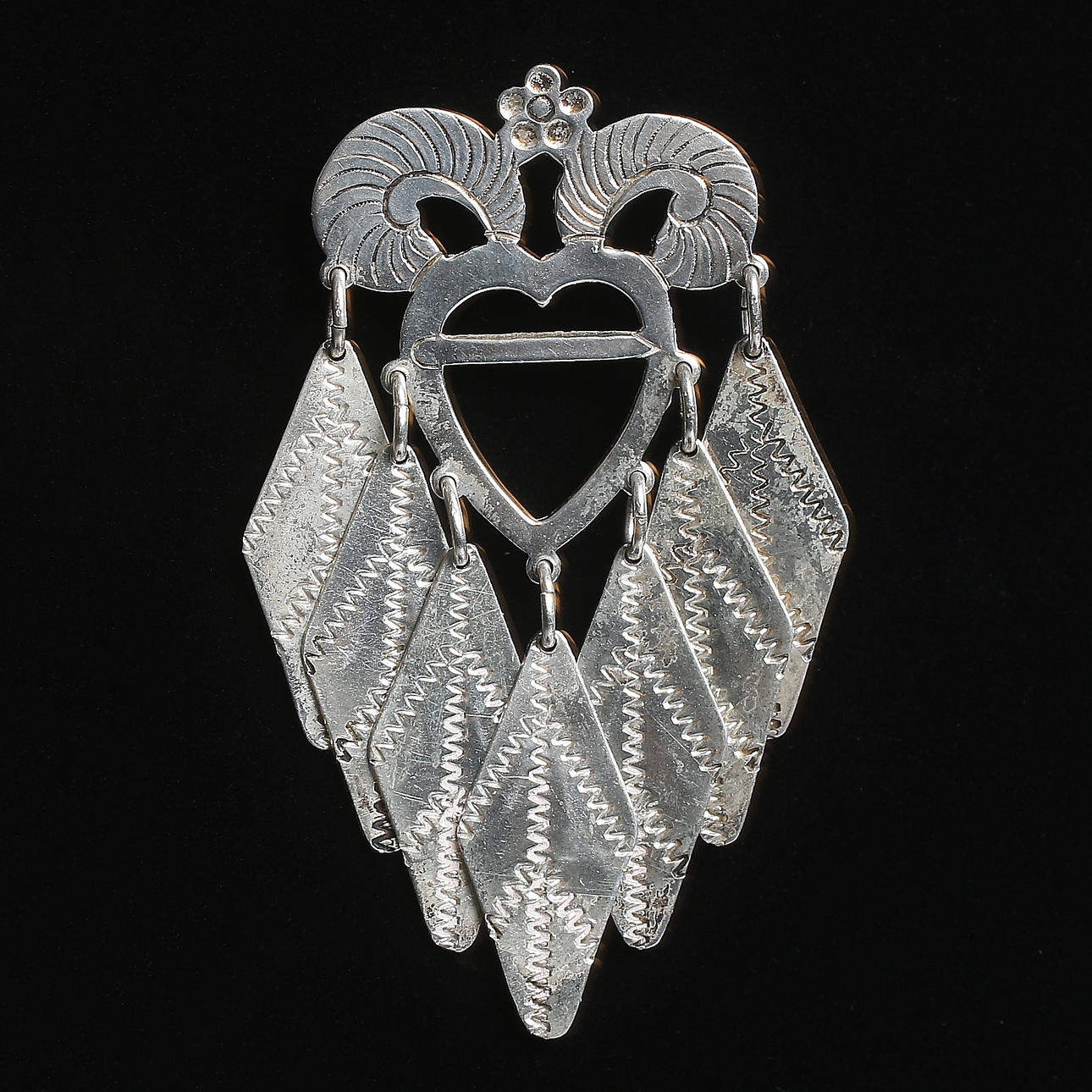 DRÄKTSMYCKE / SÖLJA, silver, Sigfrid Pettersson, Bollnäs. 1900-tal. Vikt 12 gram.