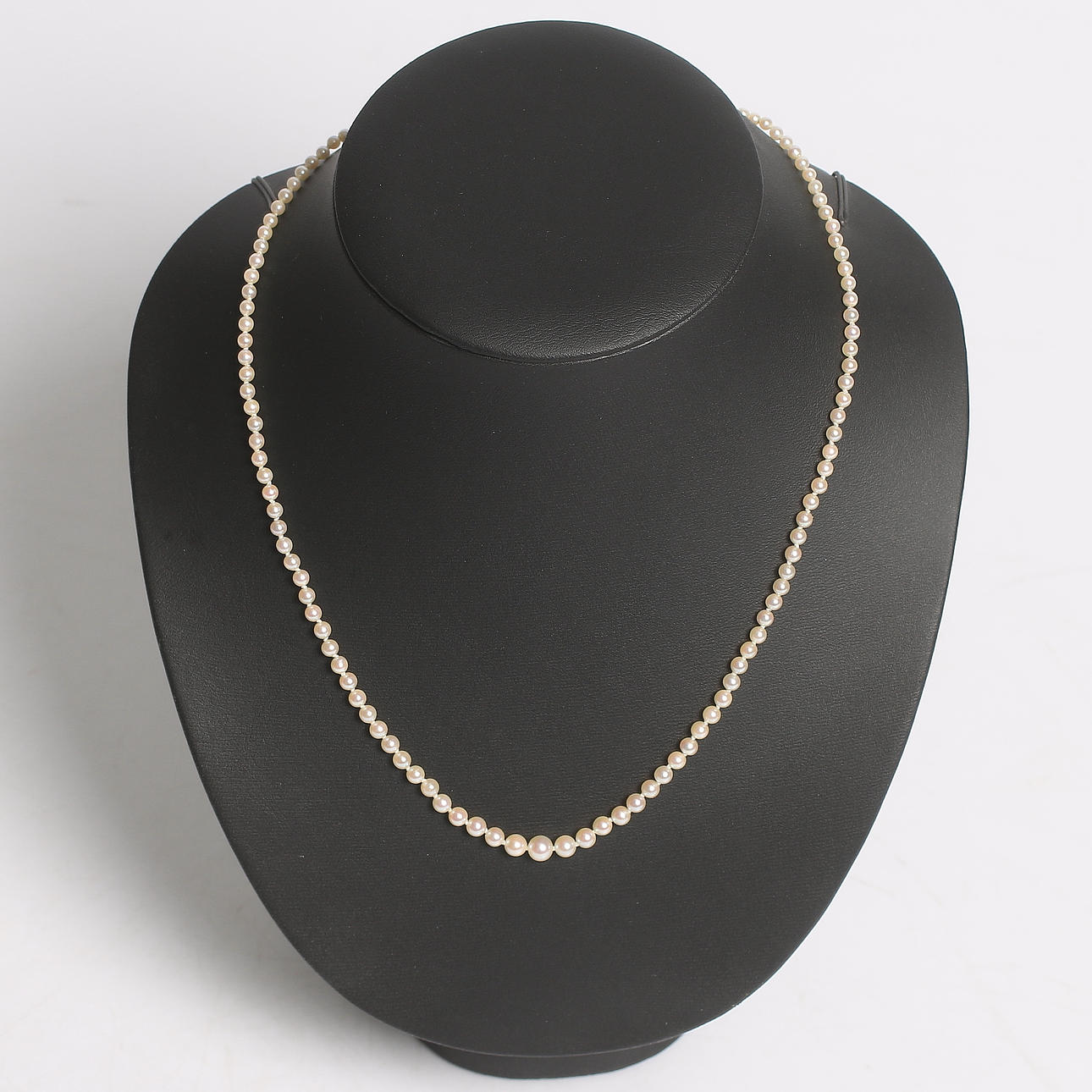 COLLIER, odlade pärlor och lås i 18k vitguld med åttkantslipad diamant 0,02 ct.