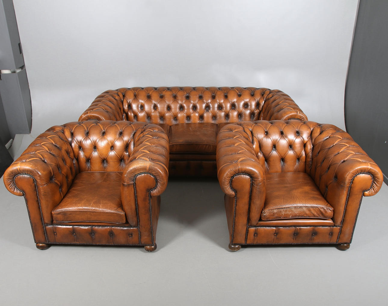 SOFFA och FÅTÖLJER, 3 delar, Chesterfield-modell, 1900-talets andra hälft.