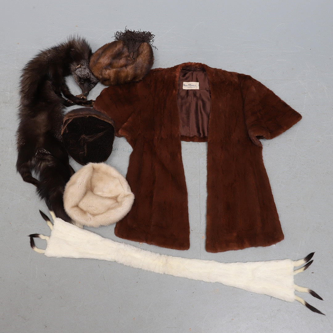 EN SAMLING VINTAGE PÄLSKLÄDER.