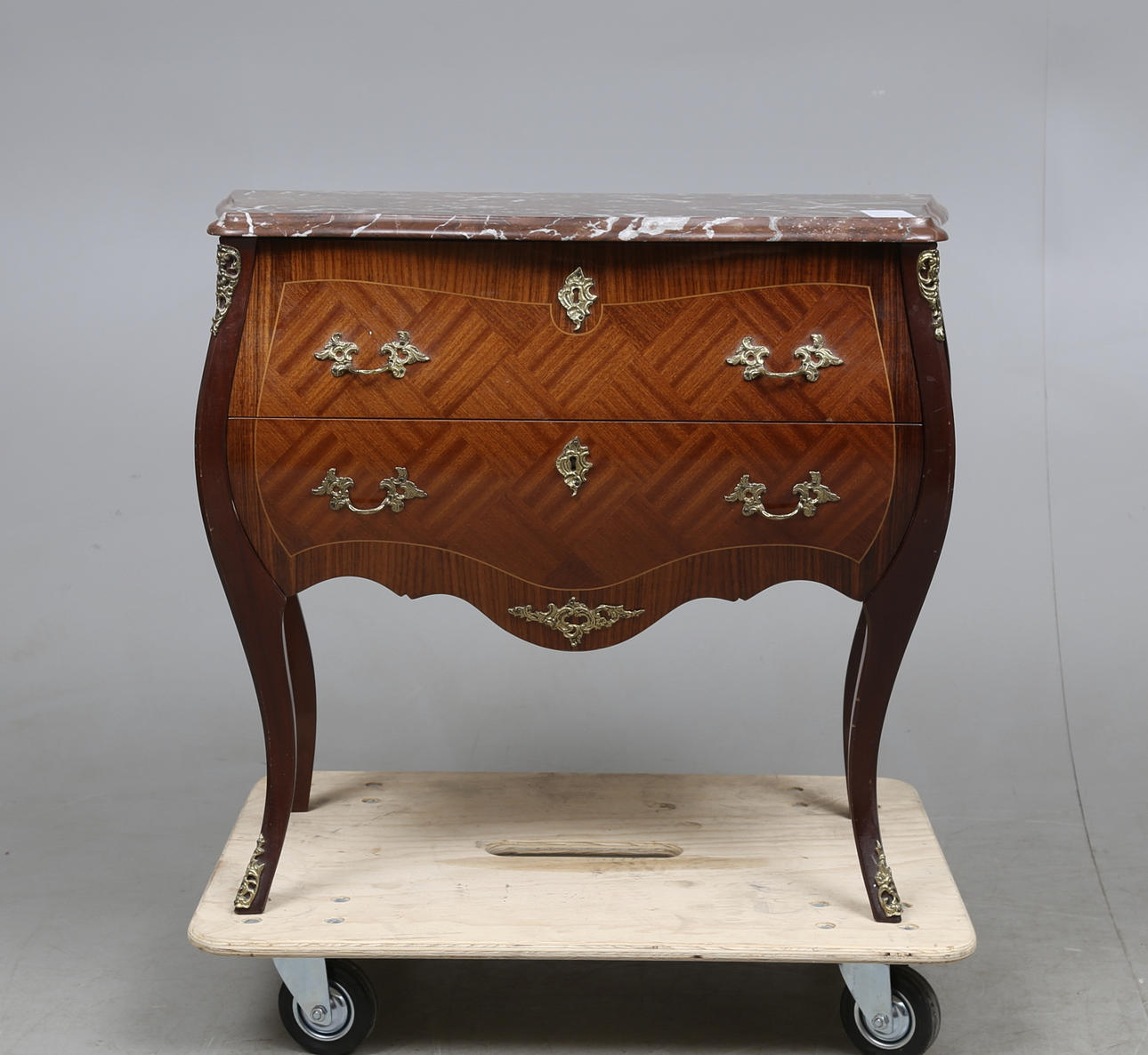 BYRÅ, rokokostil, 1900-tal.