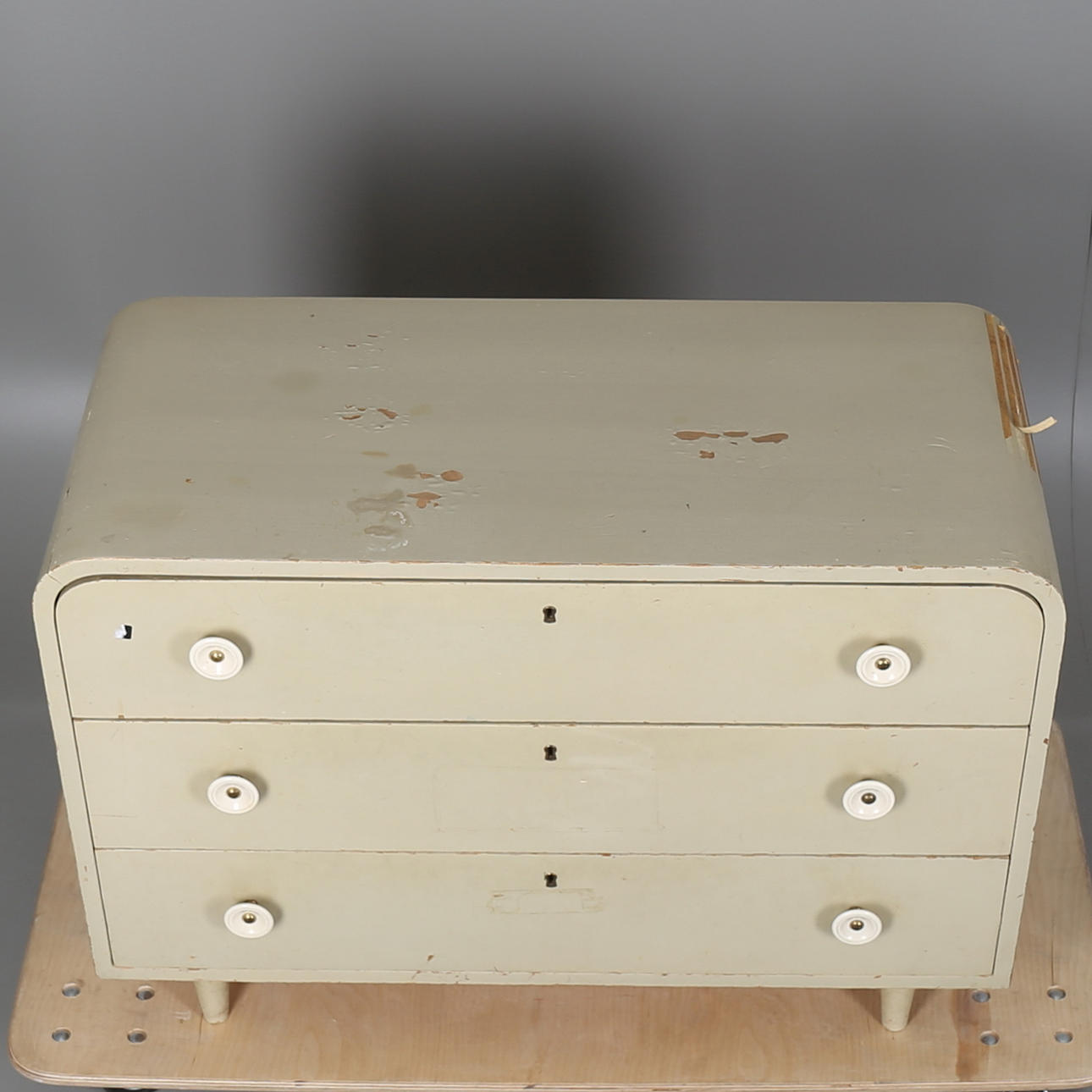 BYRÅ i målat trä, 1900-talets första hälft.