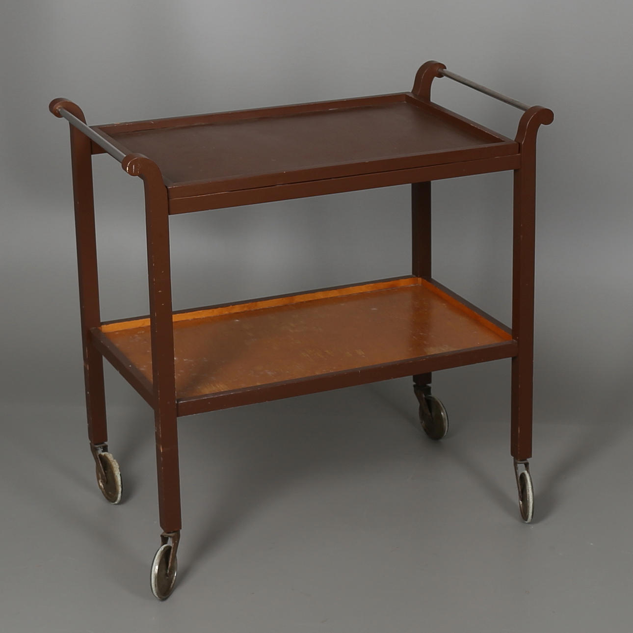 SERVERINGSVAGN i bemålat trä, 1900-tal.