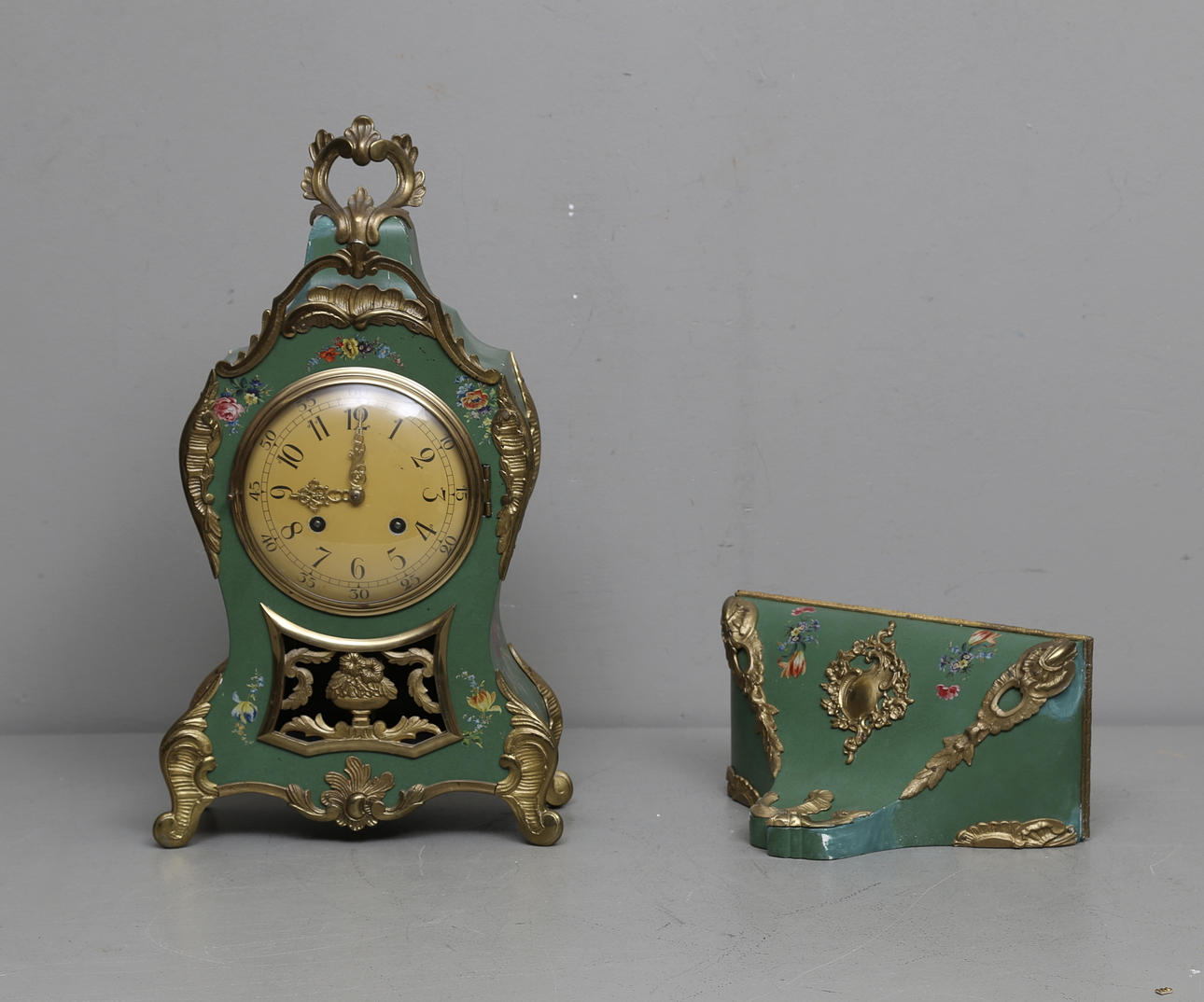 KONSOLUR, rokokostil, 1900-talets senare hälft.