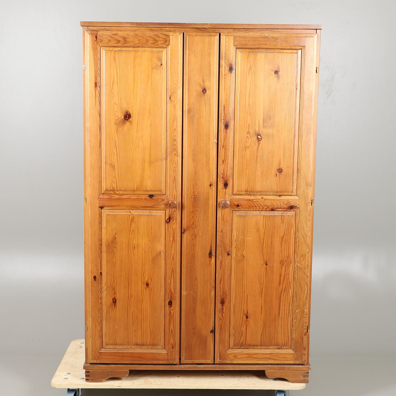 EIN DOPPELTER SCHRANK AUS KIEFER.