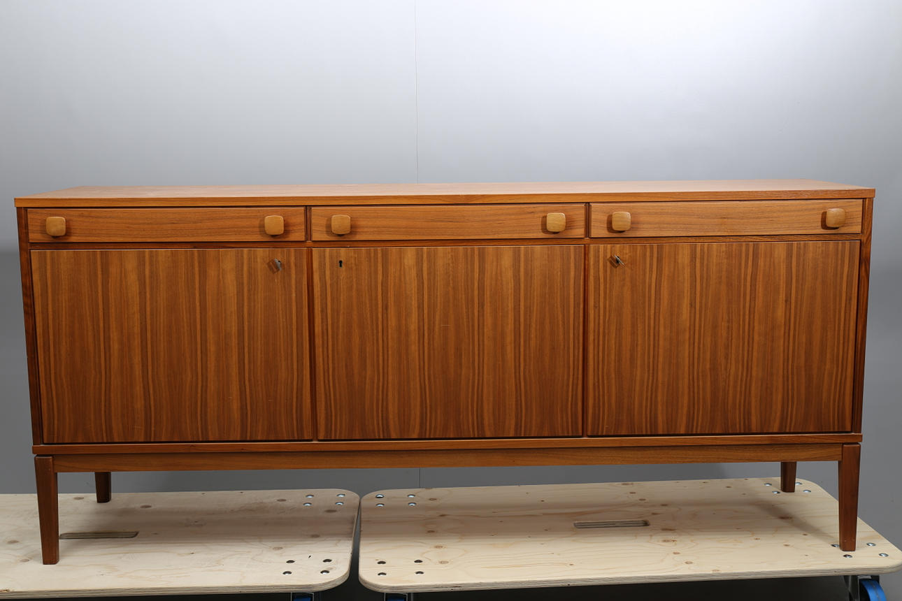 SKÄNK, valnöt, 1900-talets andra hälft.