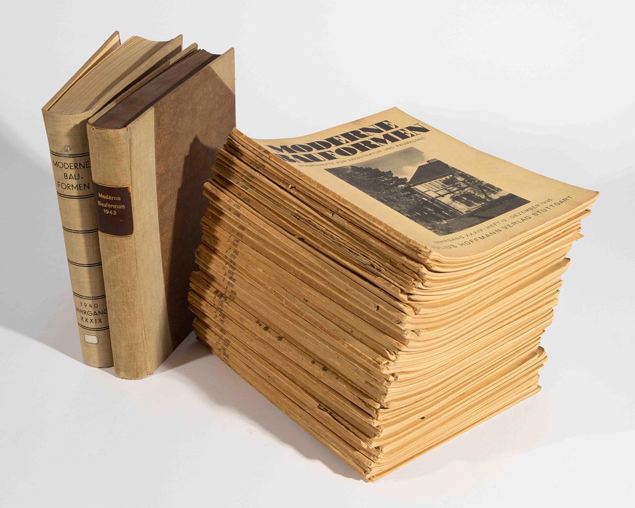 Modern designs. 2 volumes and 50 single issues (30-207).