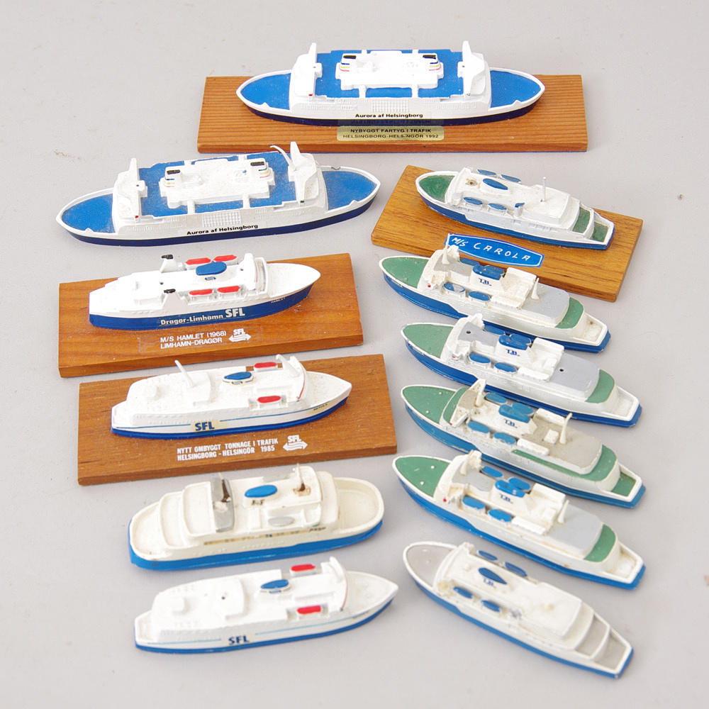 FÄRJEMODELLER, 12 stycken, målad metall.