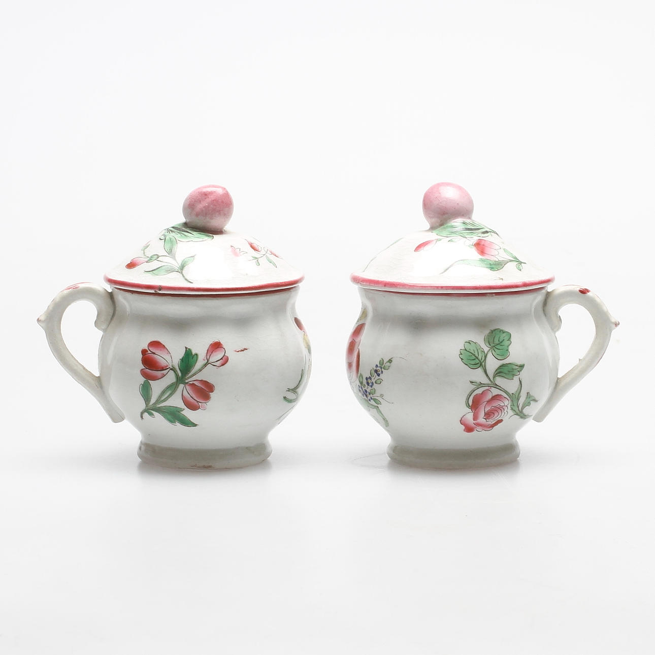 CREMEKOPPAR, ett par, fajans, 1800-tal.