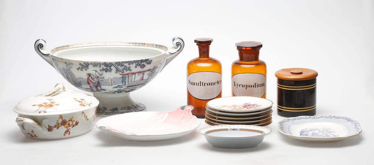 SERVISDELAR och APOTEKSFLASKOR, 2 st, glas.