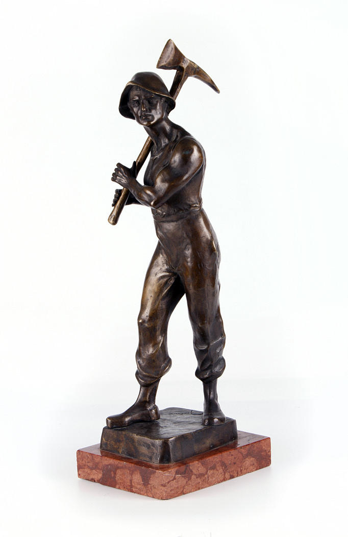 BRONSFIGUR Heroisk arbetare med yxa. Signerad otydligt på sockeln.