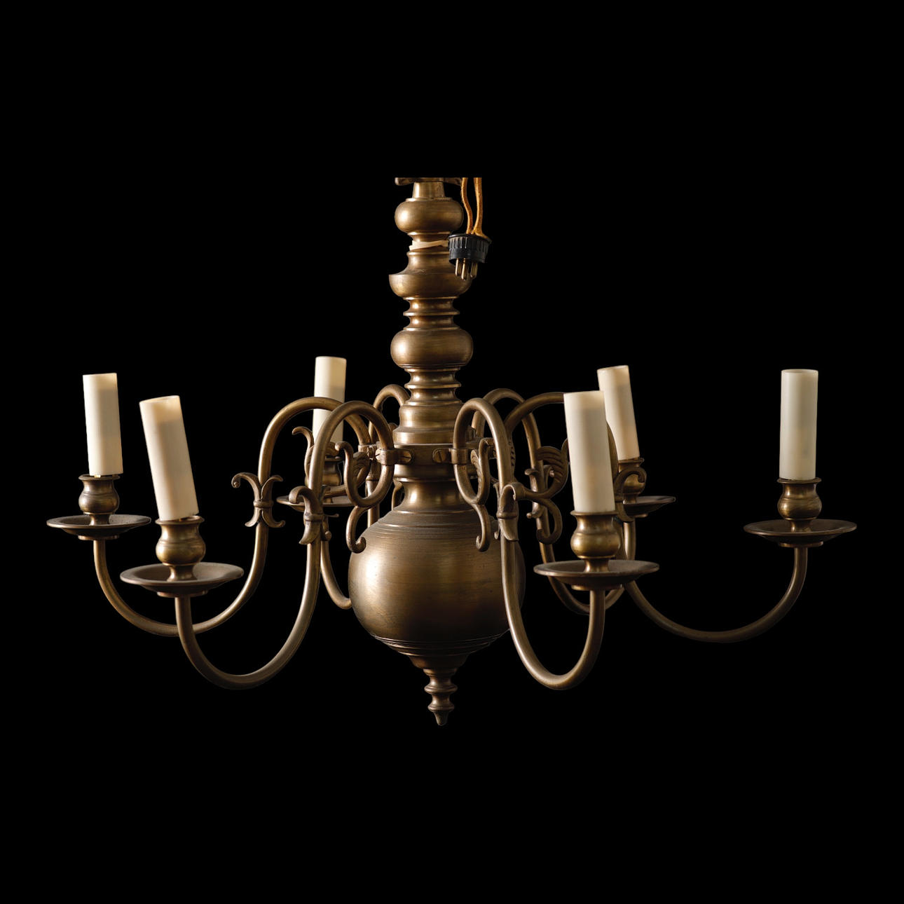 CEILING CROWN, ore, 20th century.